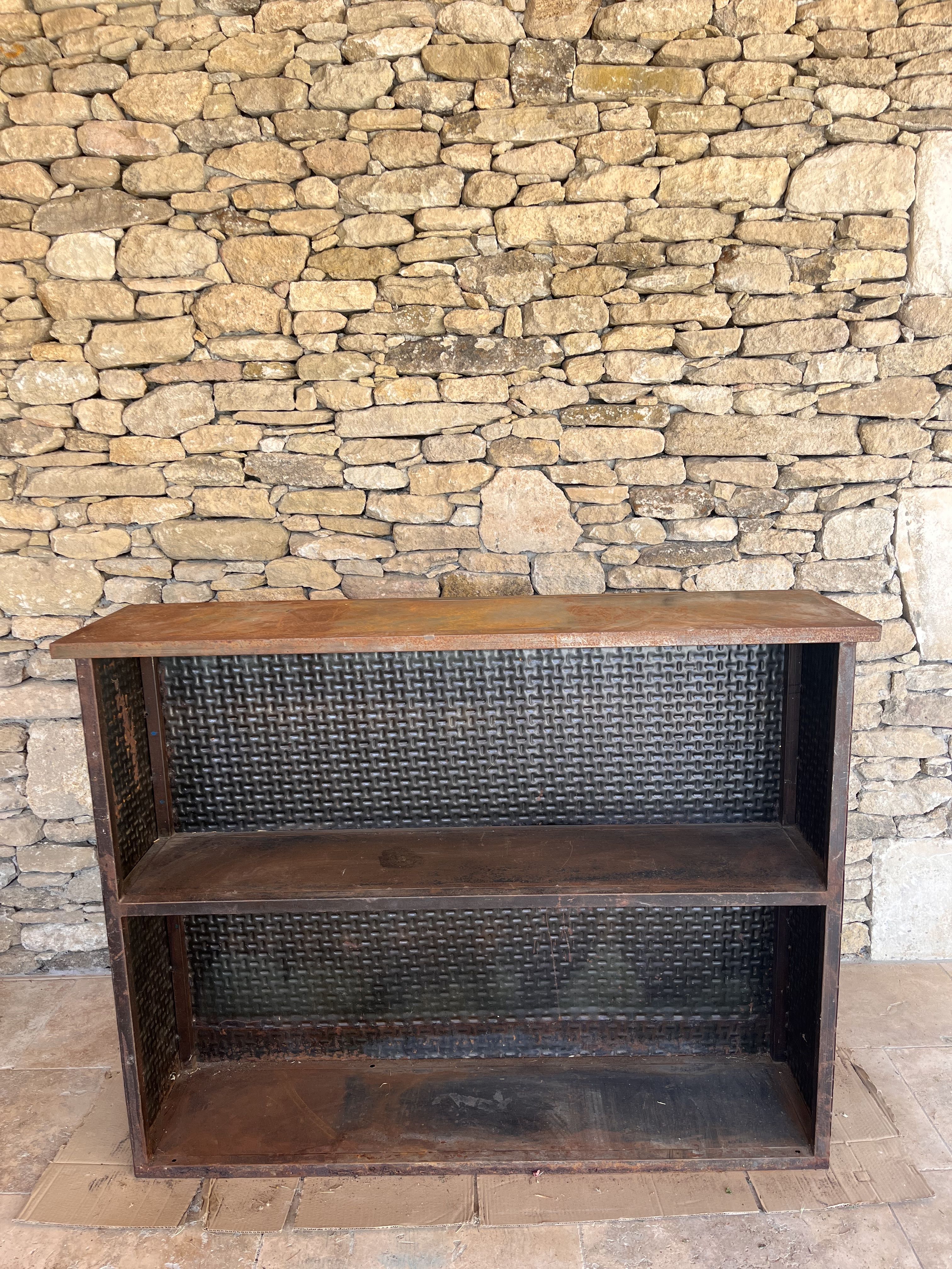 Counter/bar industrial raw metal repelled
