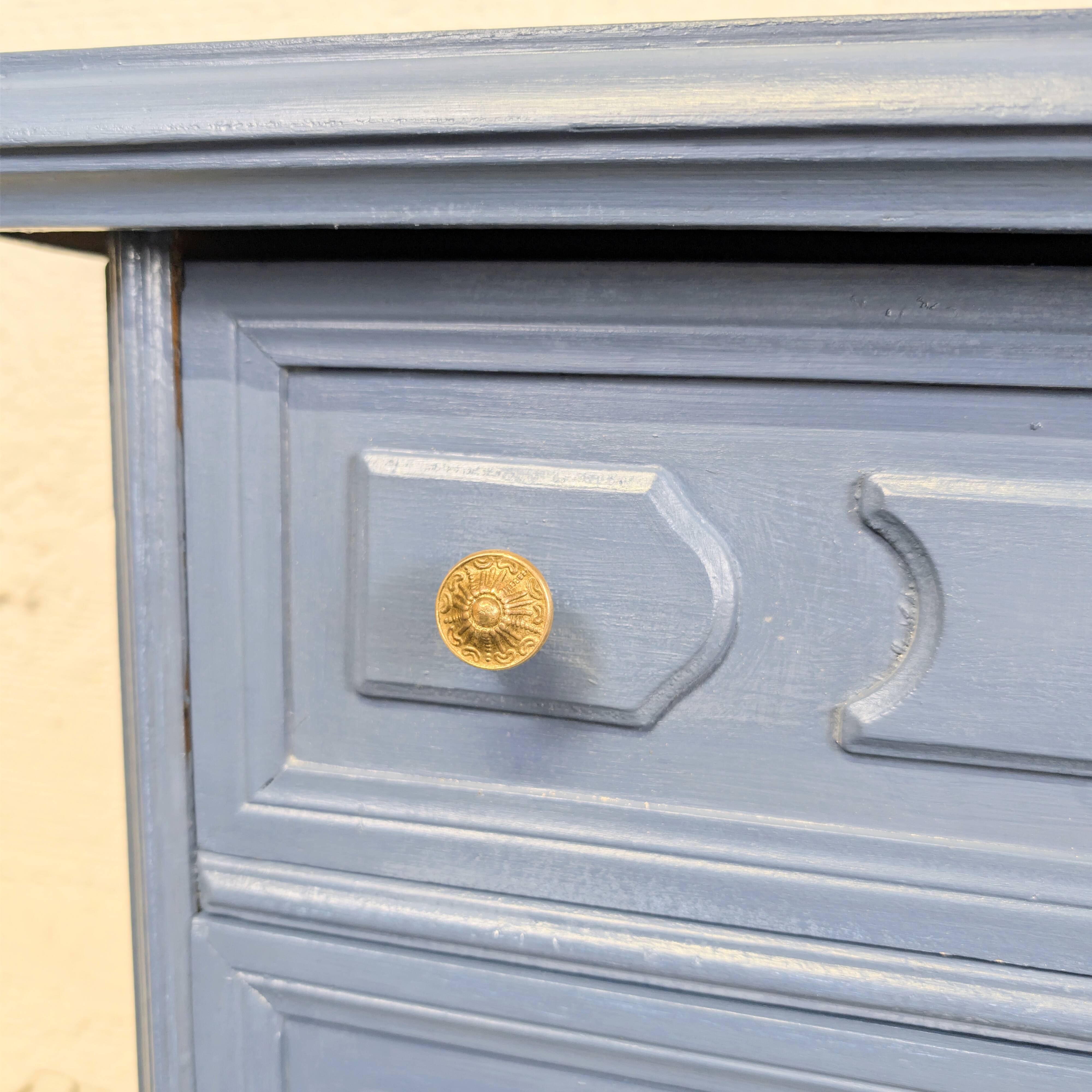 Small chest of drawers - 3 carved drawers