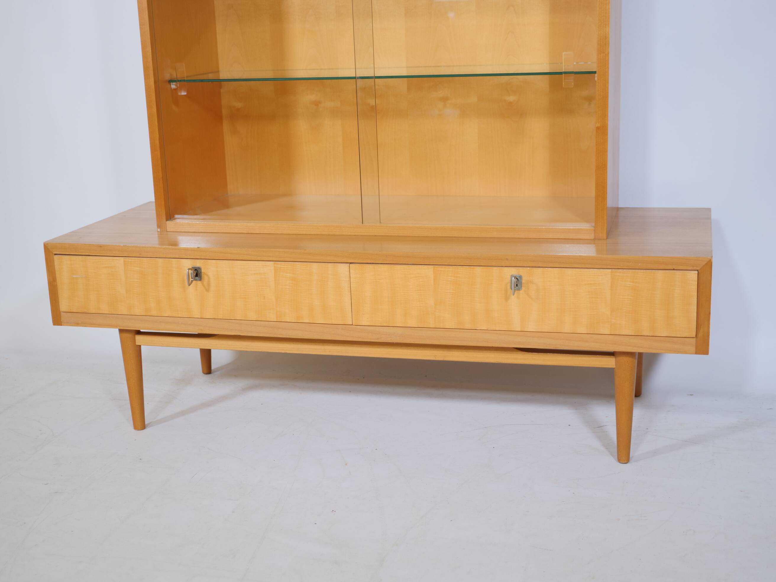 Vitrine en bois de cerisier des années 1960 et 1970, meuble design MCM