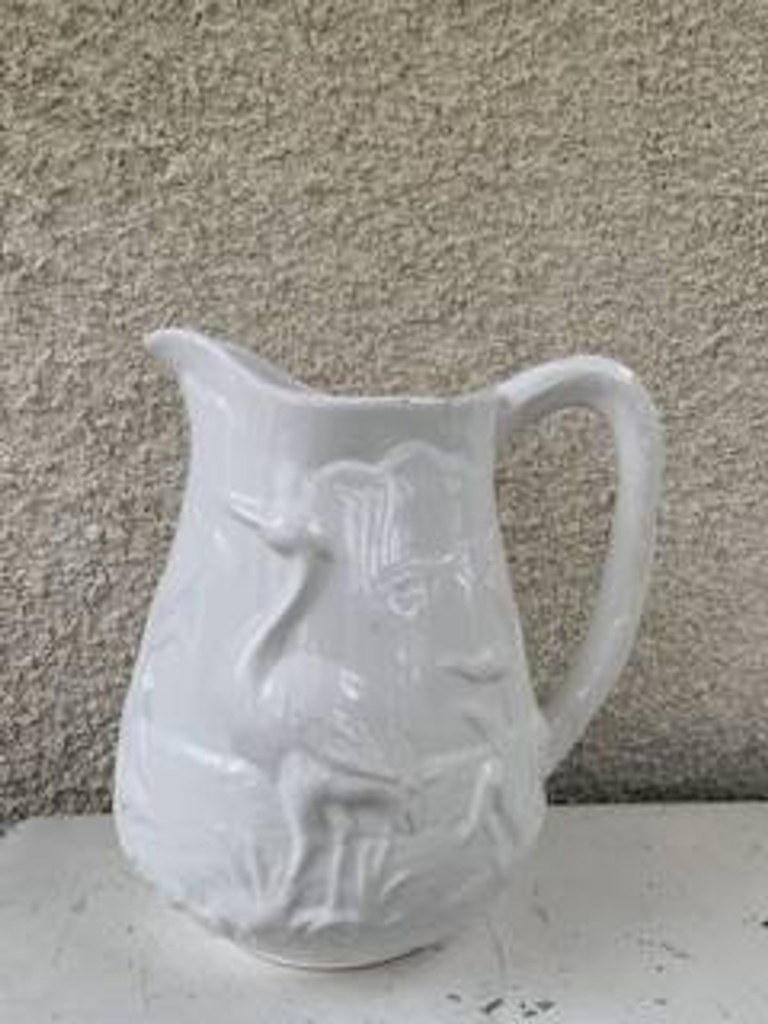 Carafe le héron en ceramique émaillée blanche barbotine