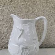 Carafe le héron en ceramique émaillée blanche barbotine