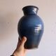 Grand vase en grès émaillé bleu – signé