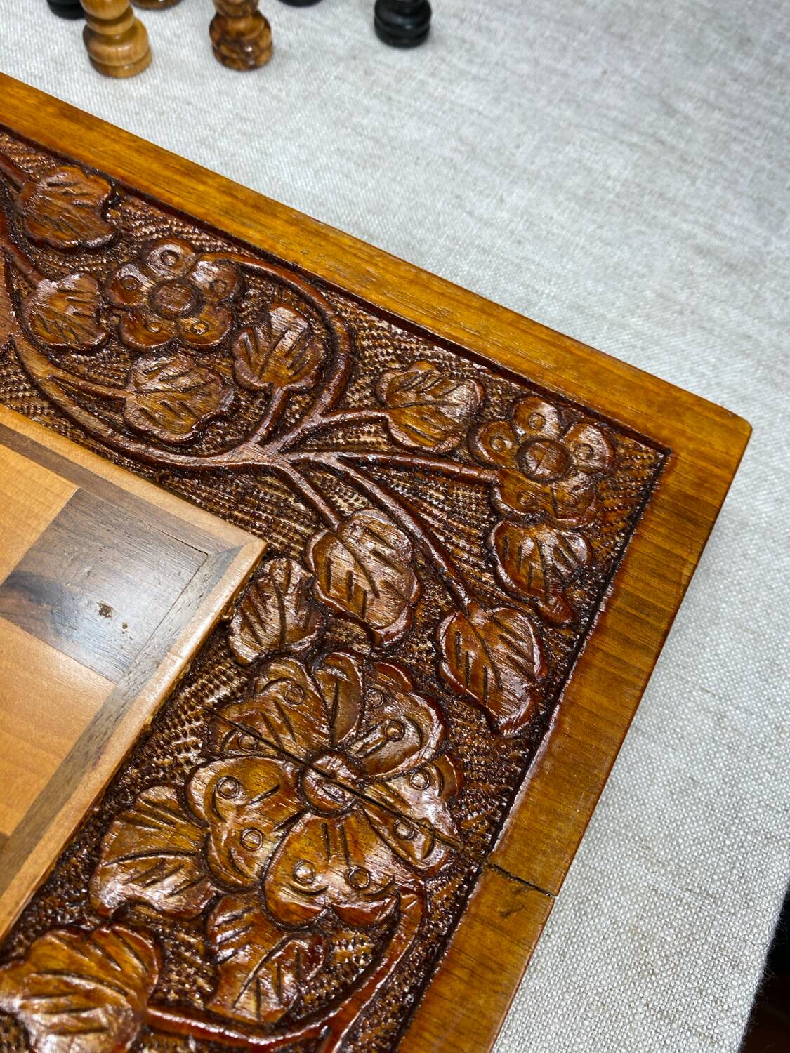 Chess and backgammon set in carved wood and marquetry