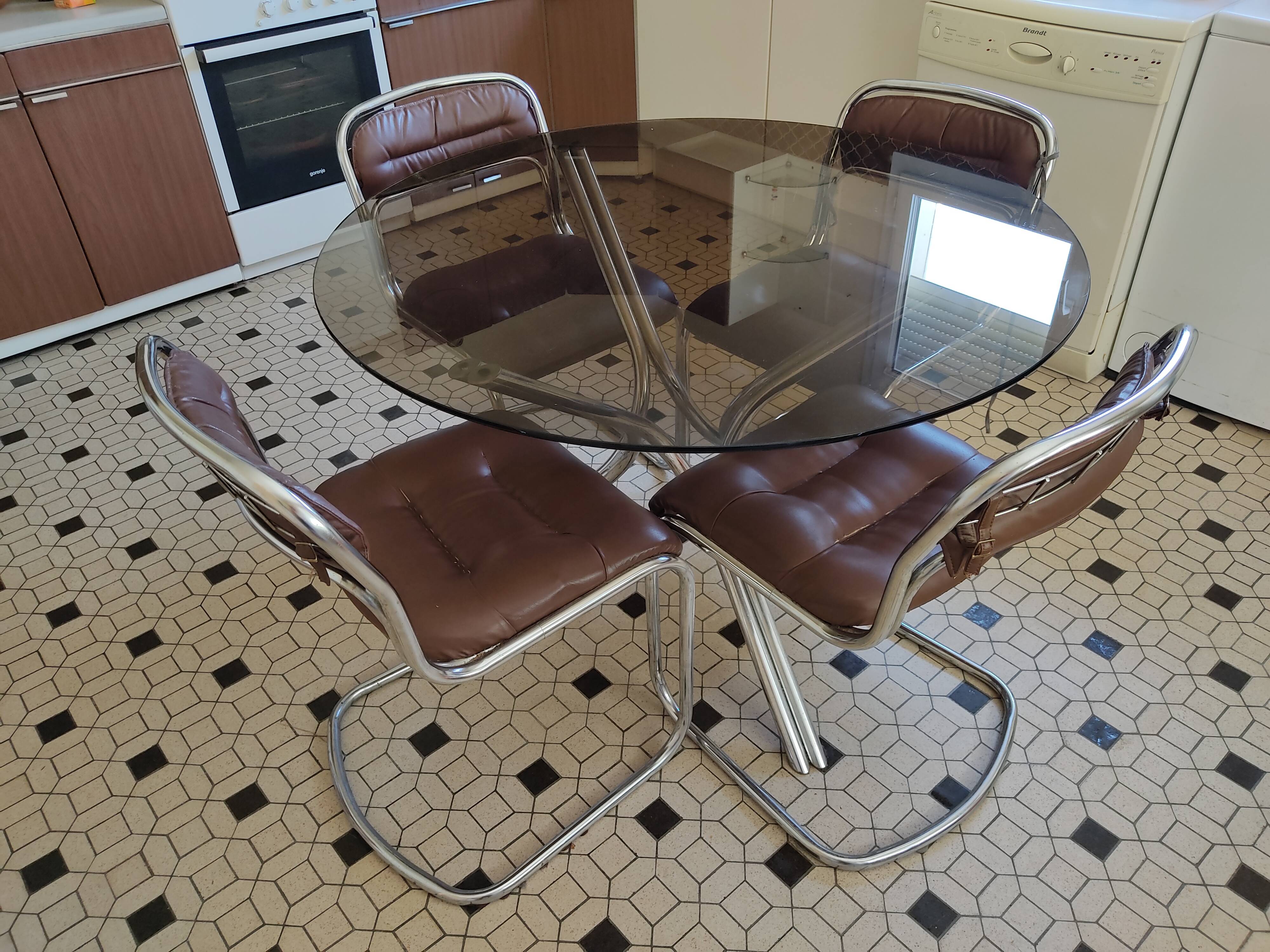 Round kitchen table with smoked glass top and 4 chairs from the 1970s.