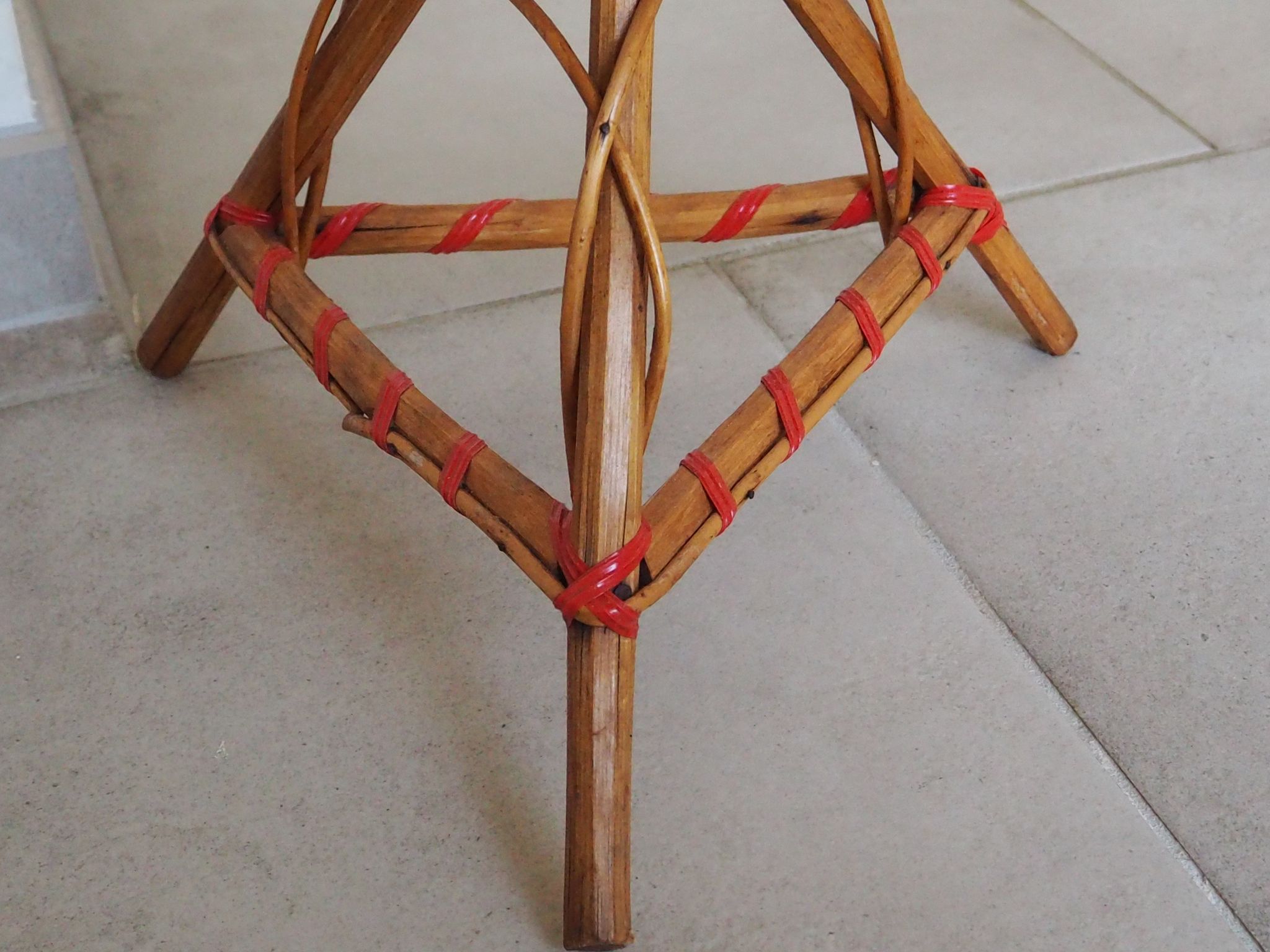 Sellette / guéridon en rotin tripode années 1960-1970