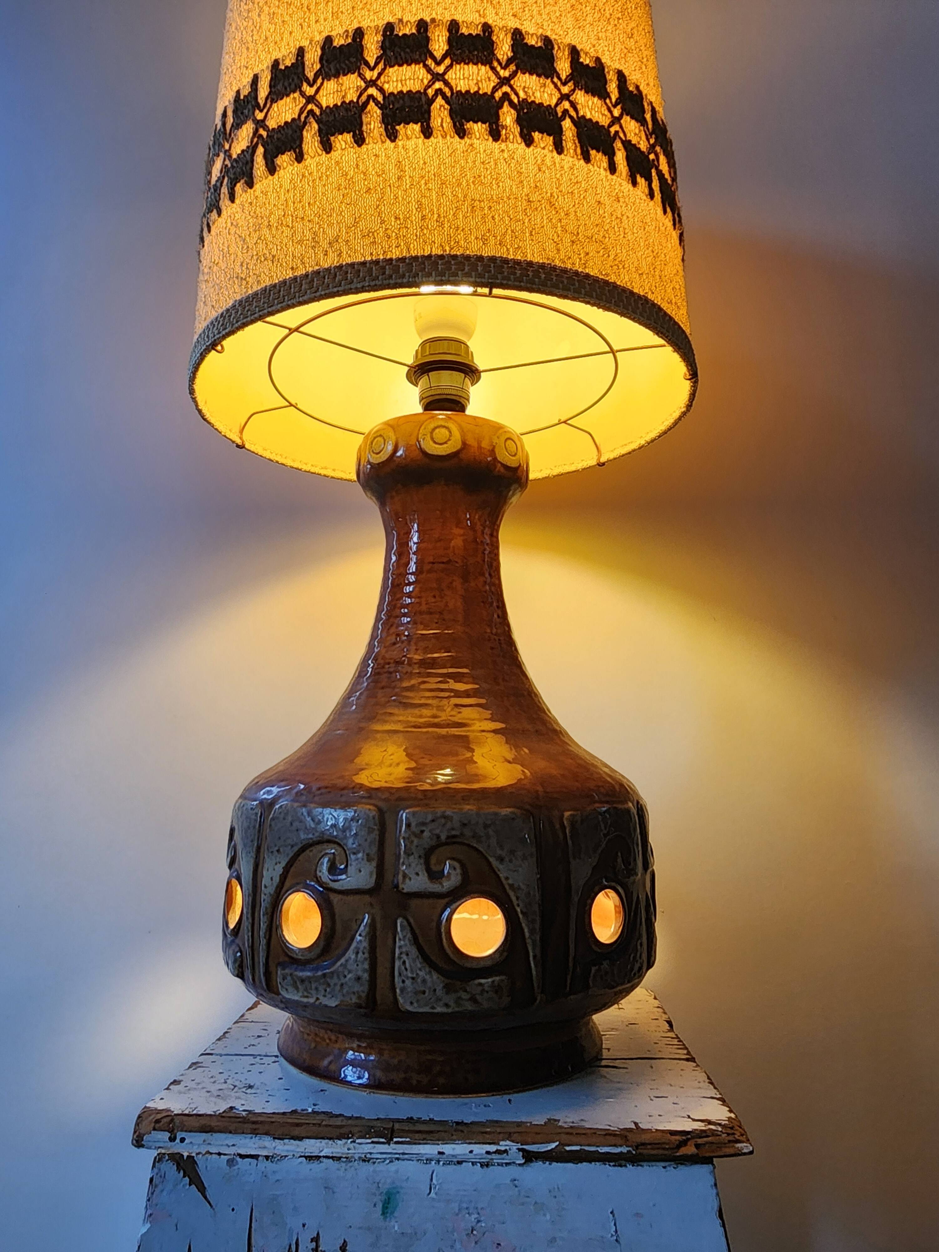 Vintage ceramic lamp with double lighting.
