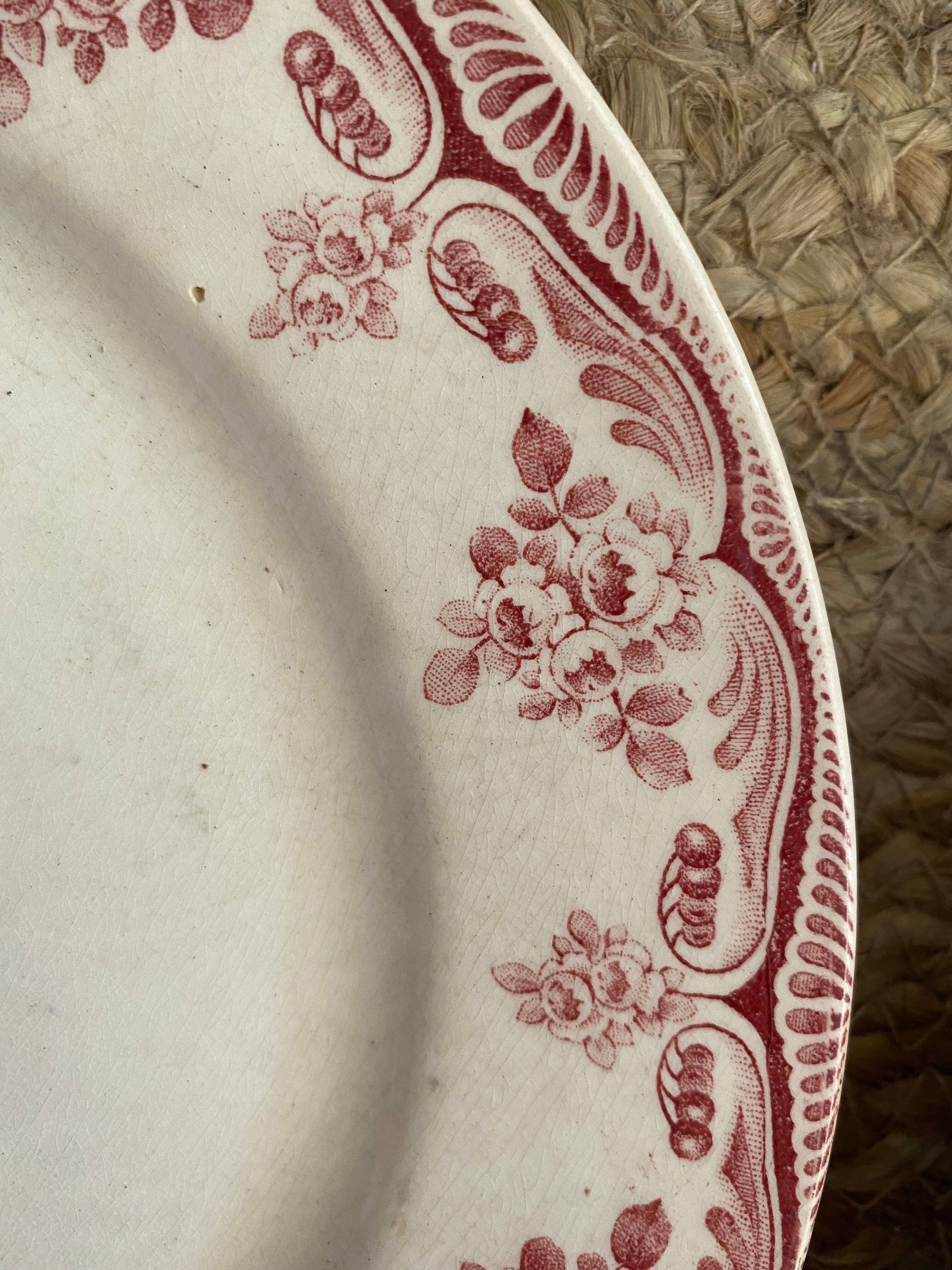 Old flat plates in red, green and blue gray.