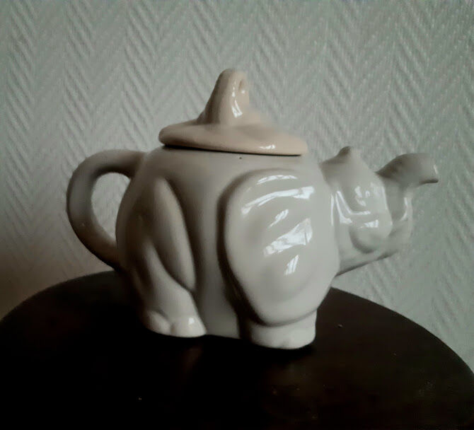 Théière vintage éléphant en céramique