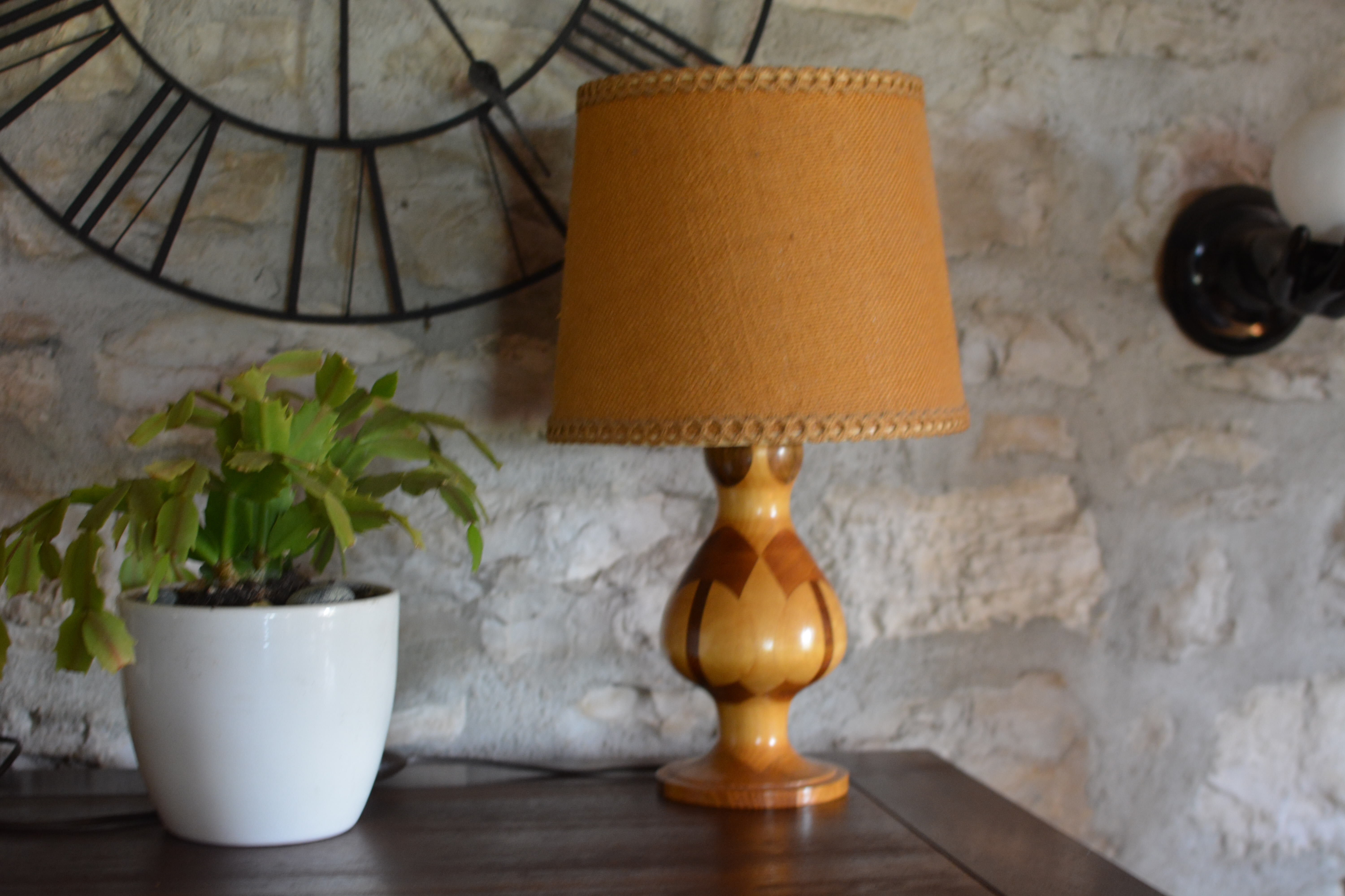 Lampe bois et marqueterie vintage