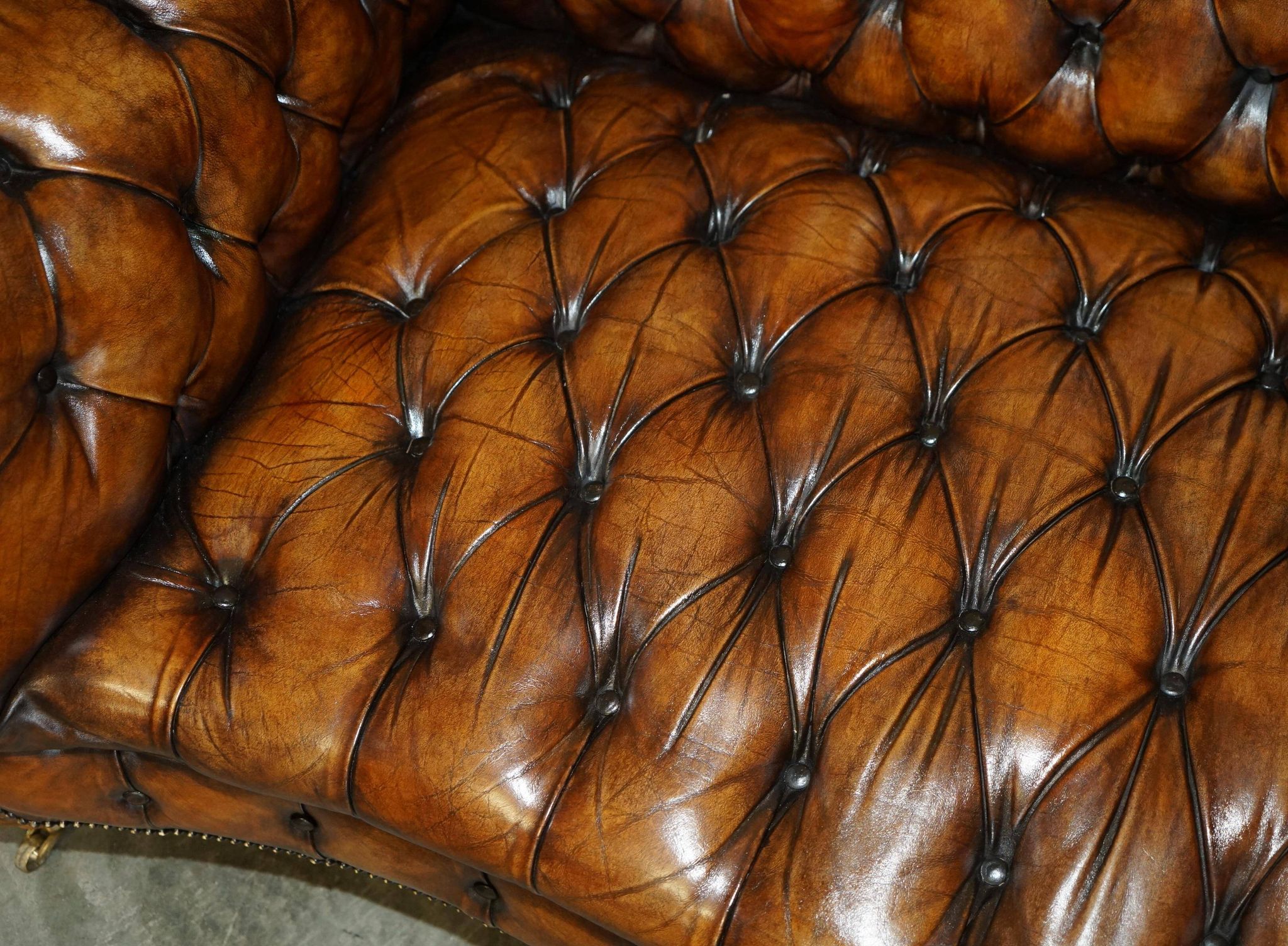Canapé Chesterfield victorien en cuir serpentin teint à la main