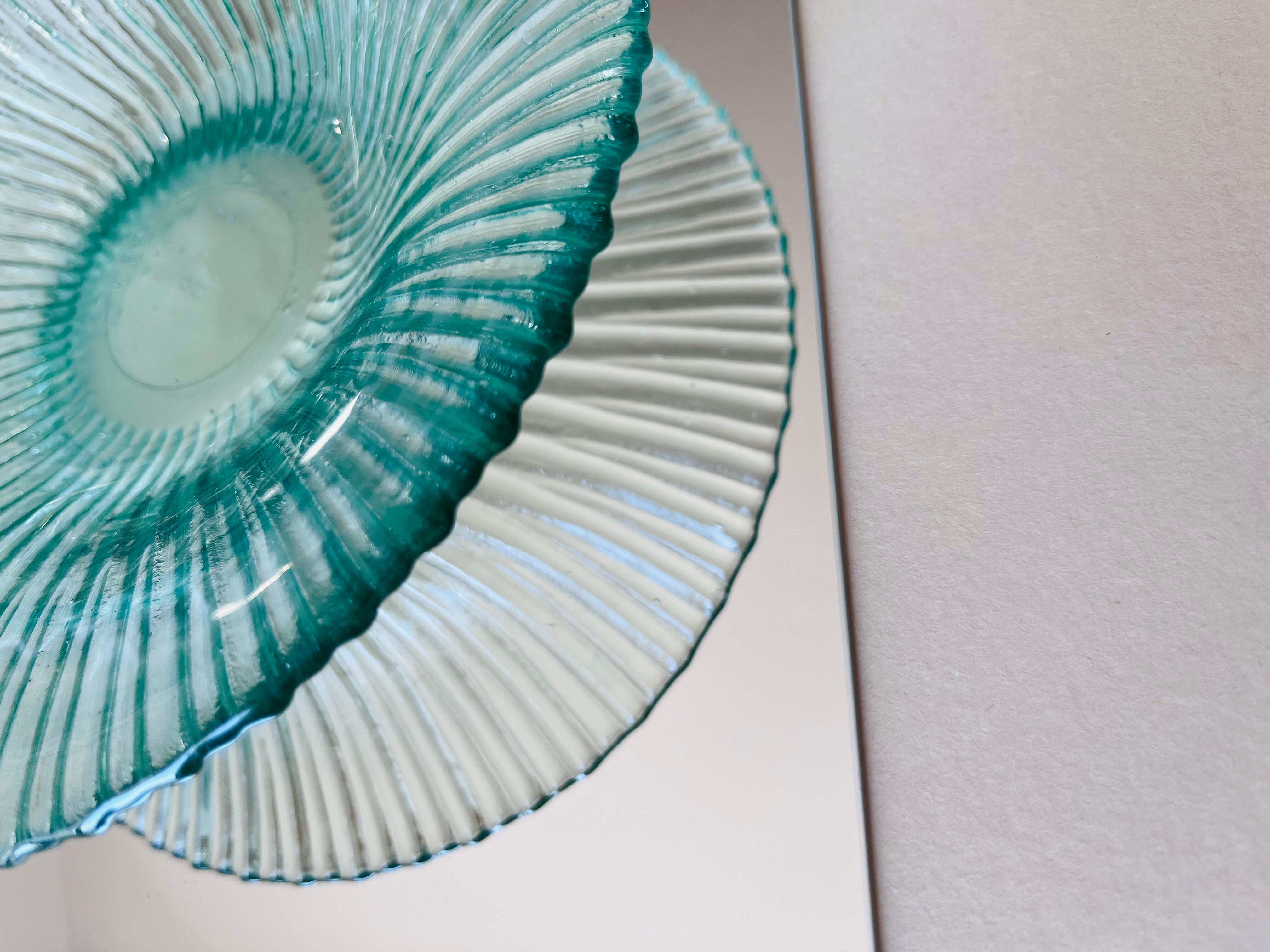Coupe en verre recyclé ondulé