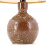 Lampe boule en grès de Guy Baudat, abat jour jaune, années 70