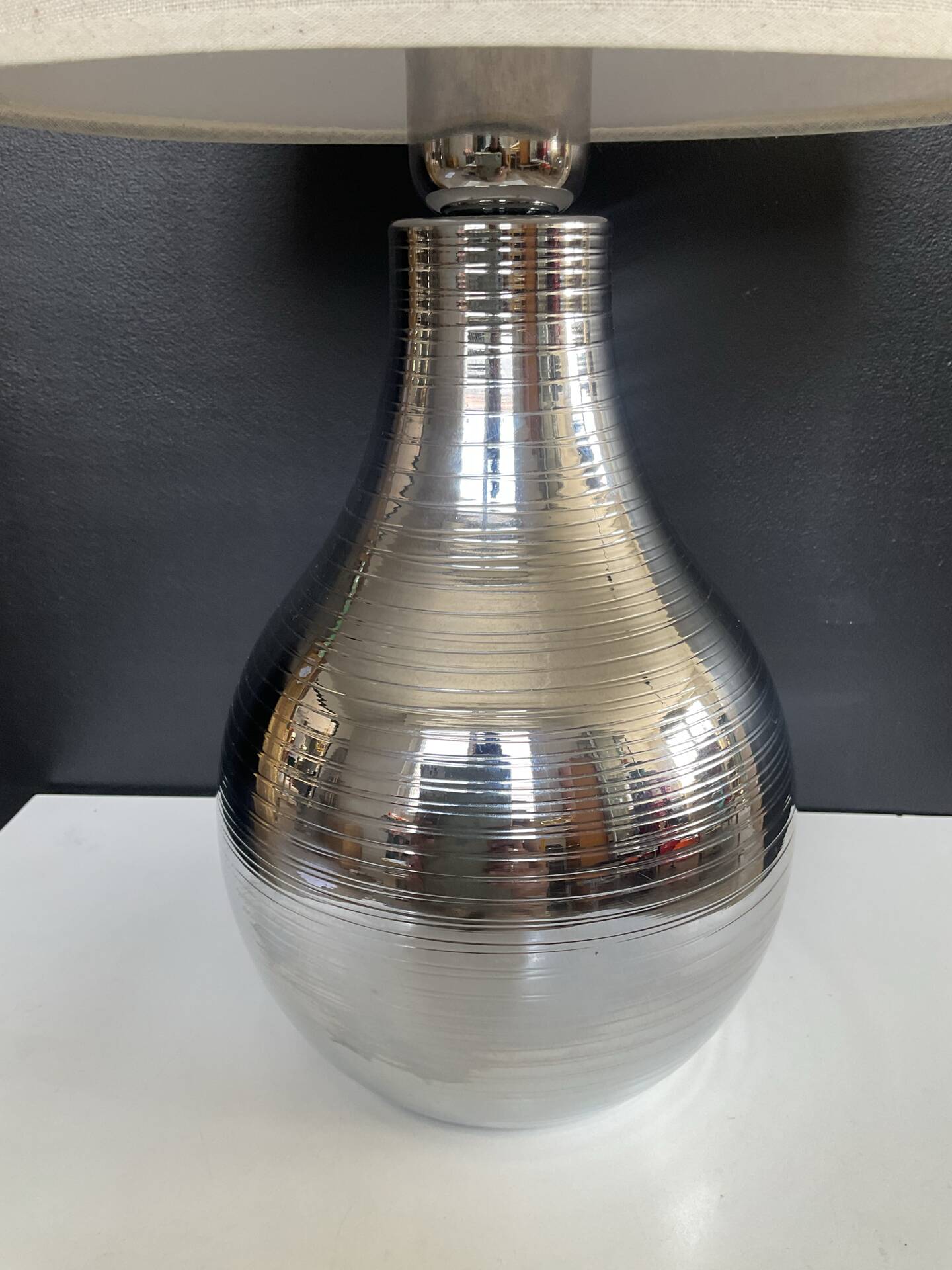 Lampe design en métal chromé