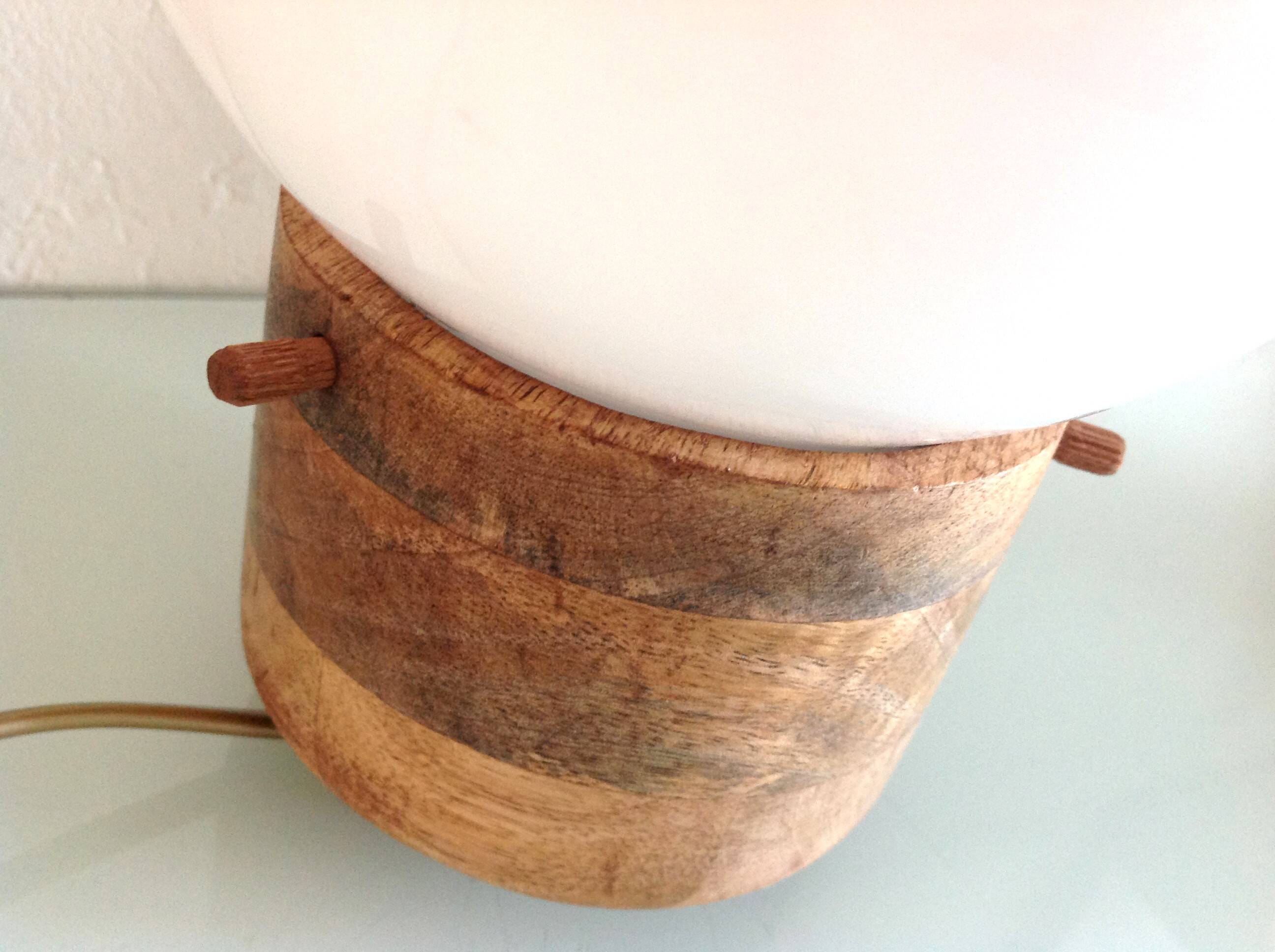 Lampe globe en opaline blanche sur socle bois