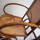 Rocking-chair en bois teinté et assise cannée