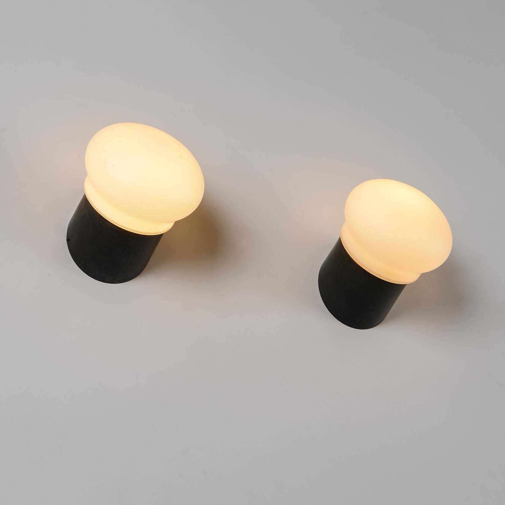 Paire d'appliques sélection Charlotte Perriand, Les Arcs, 1970.