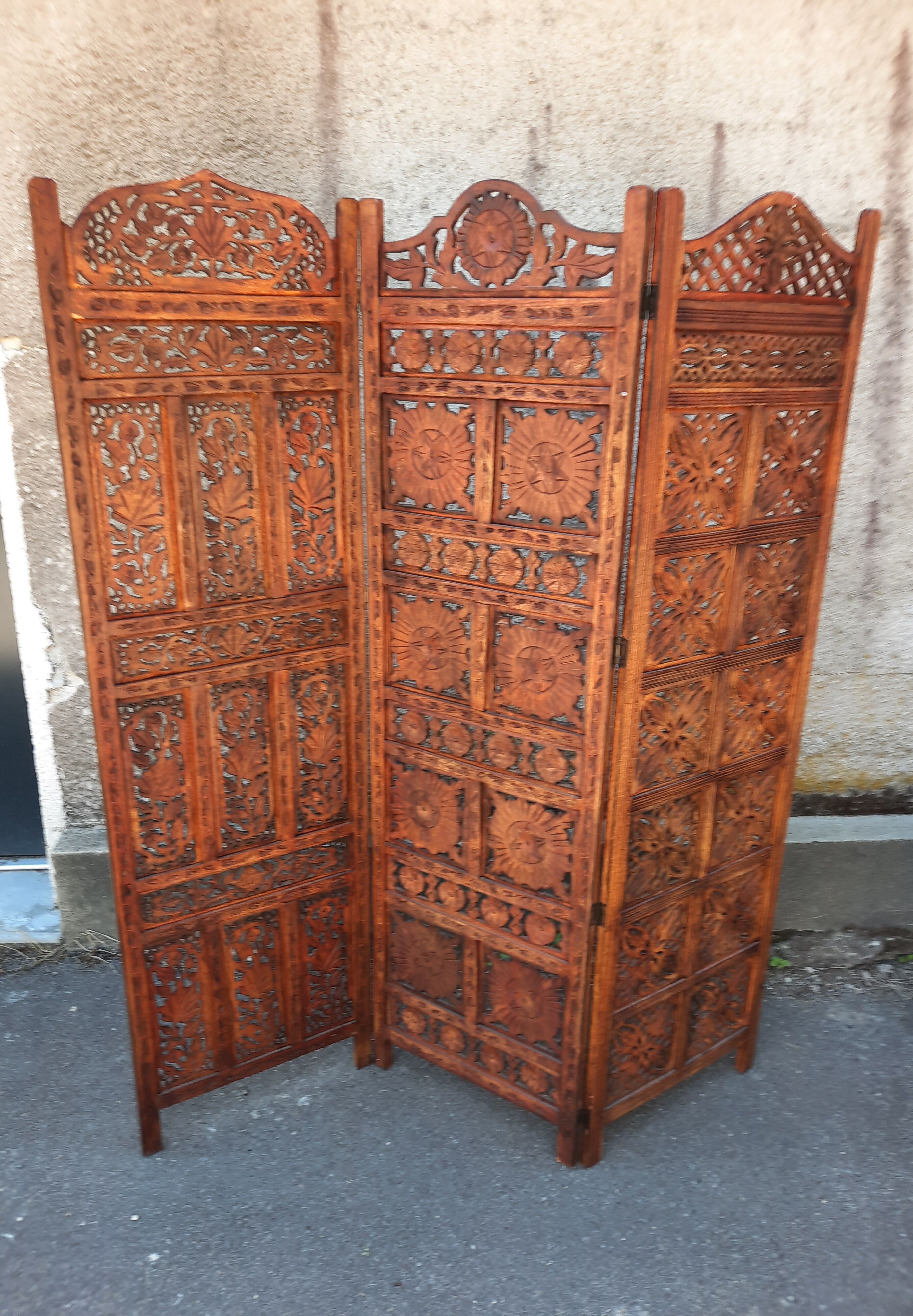 3-leaf screen in cut wood