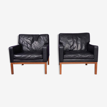 Paire de fauteuils scandinaves en cuir noir des années 60.