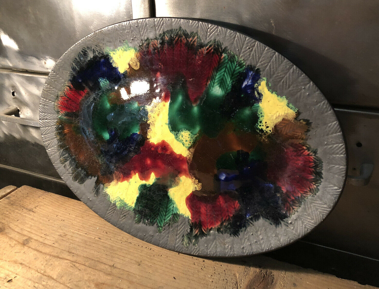 Enamelled ceramic dish