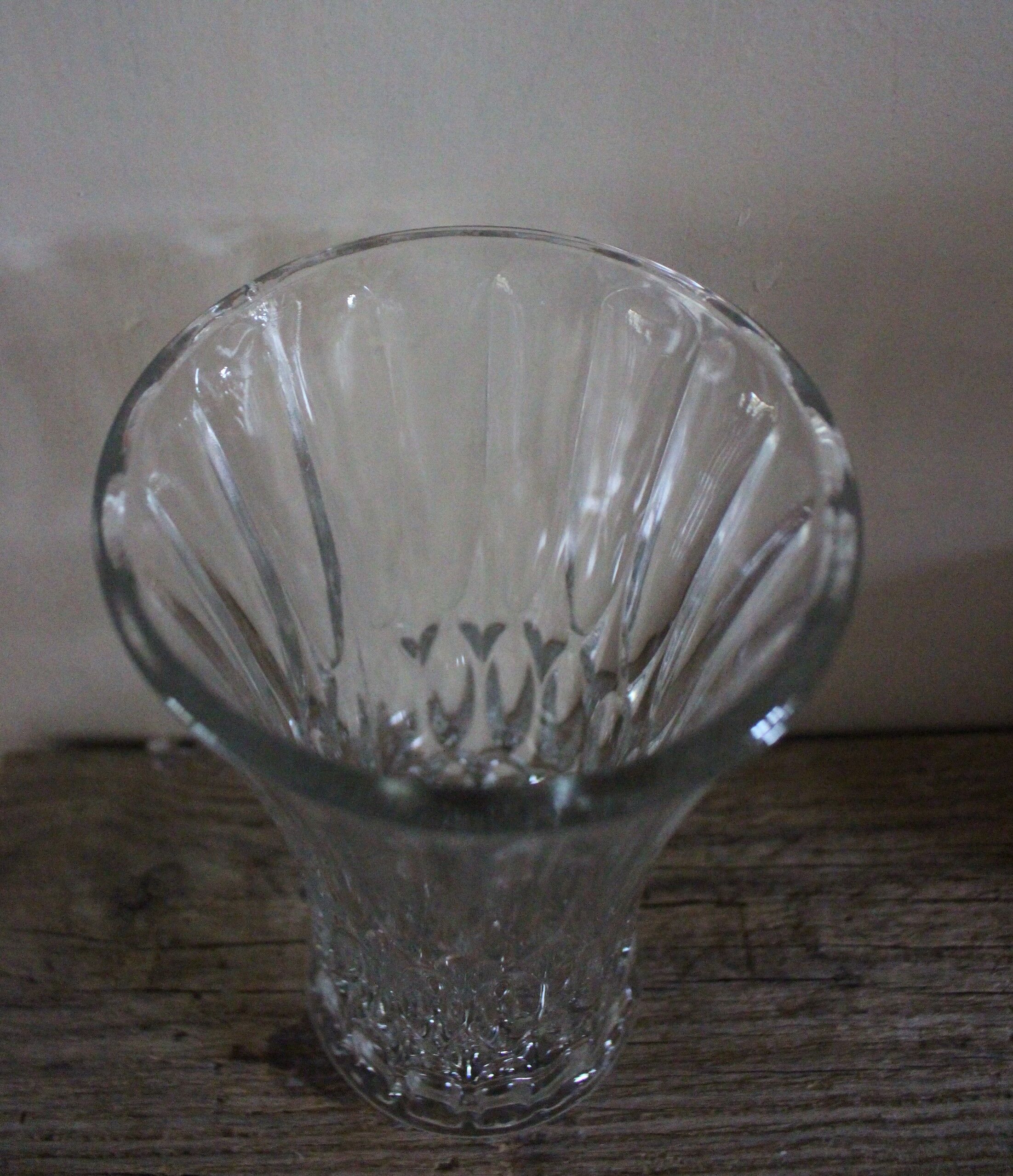 Medium vase structured chiseled transparent glass