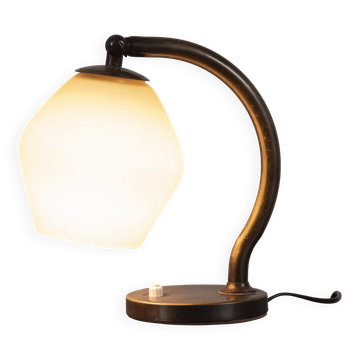 Lampe de bureau en laiton danois et verre opalin, vers les années 1930.