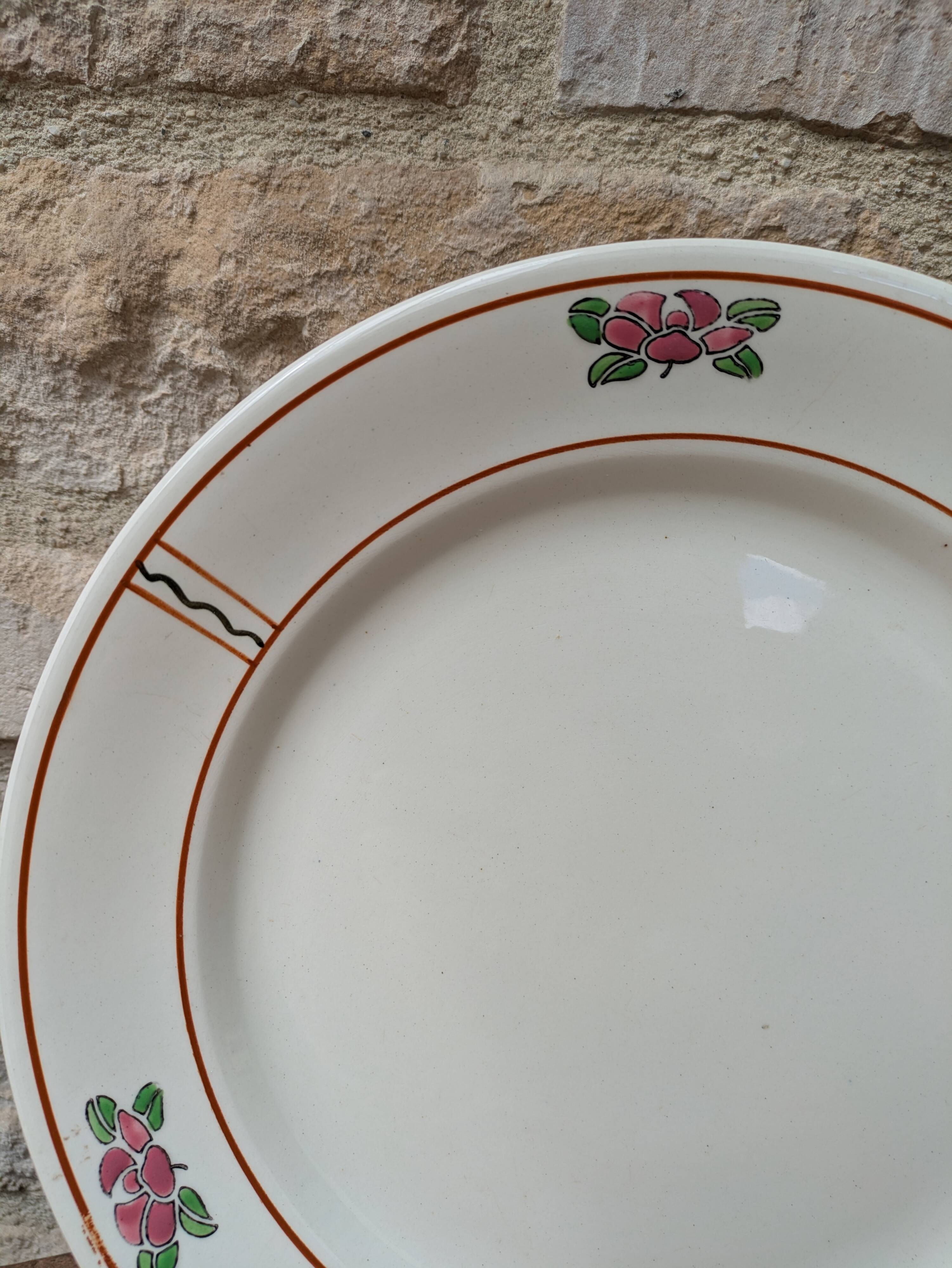 Round service plate in Iron Earth Salins model Nénuphar 29cm