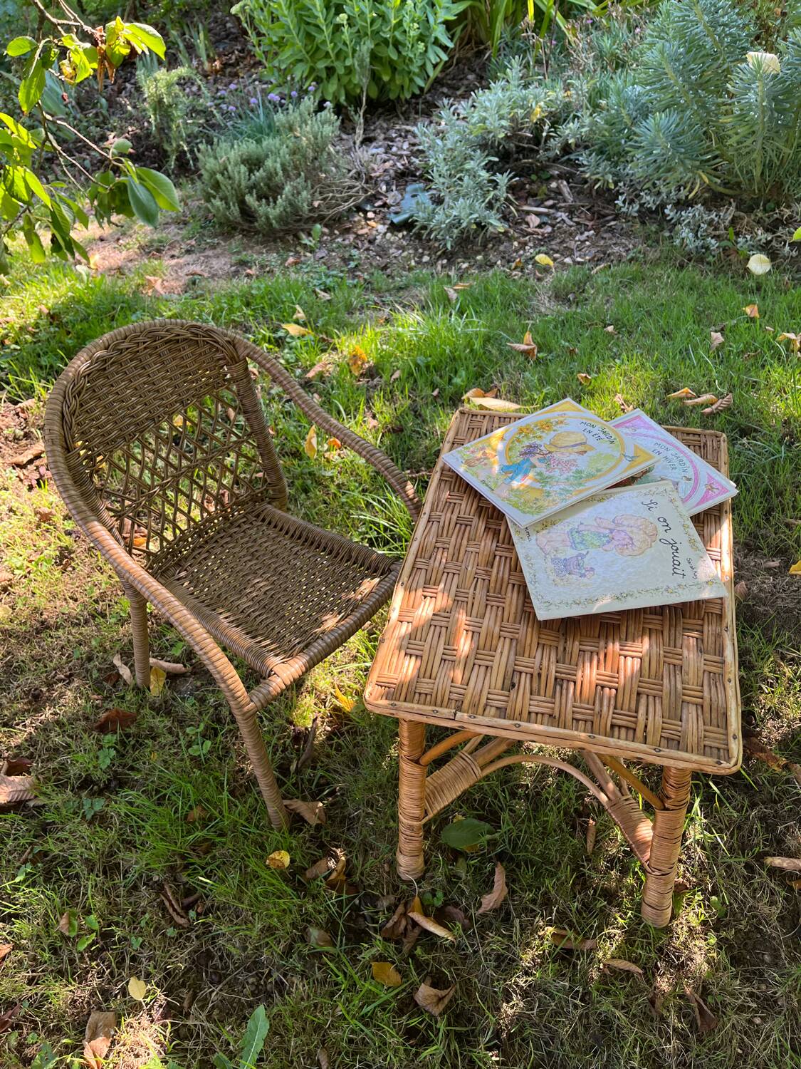 Small children's chair in beige scoubidou.