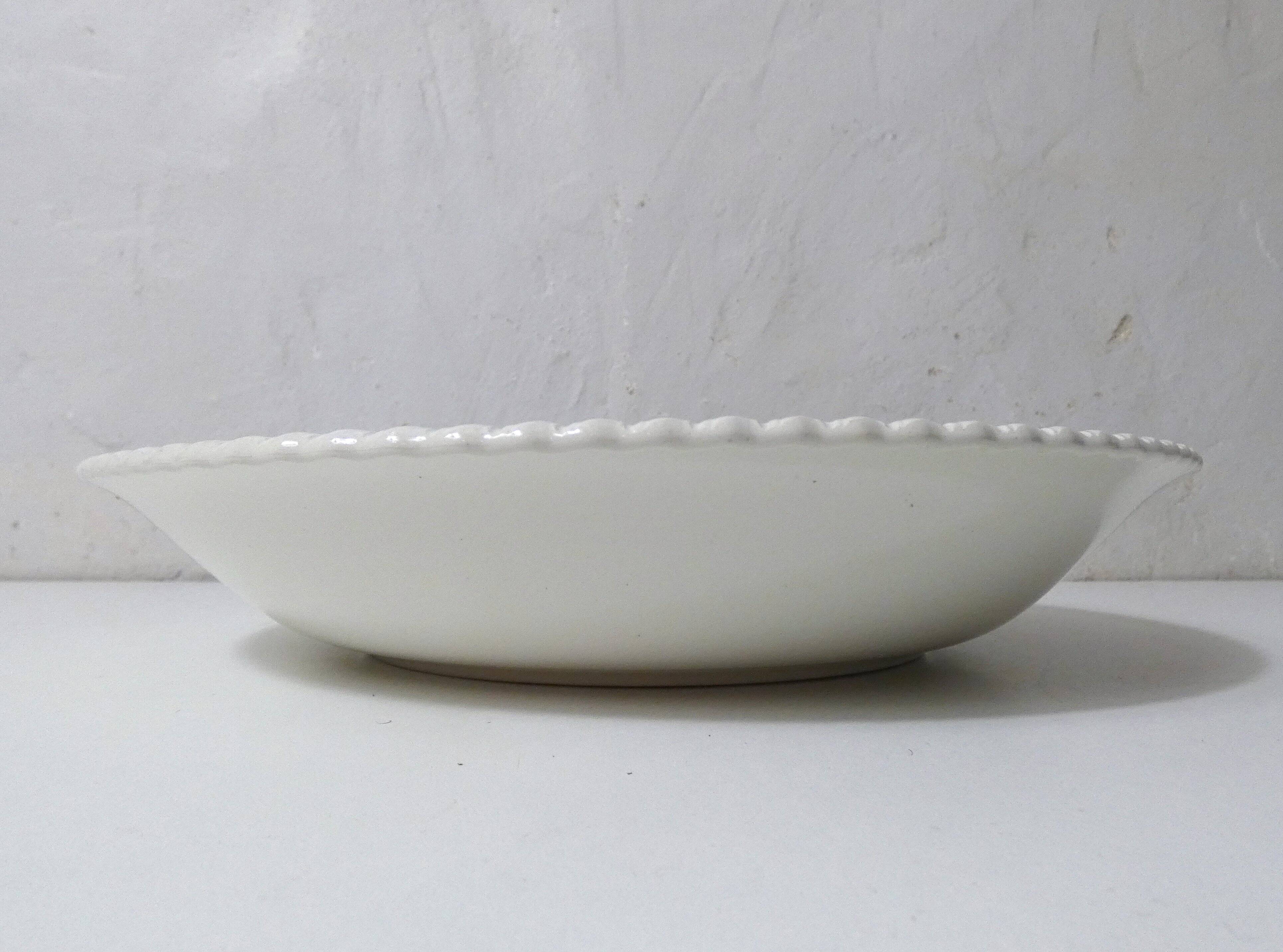 plat blanc crème en faïence
