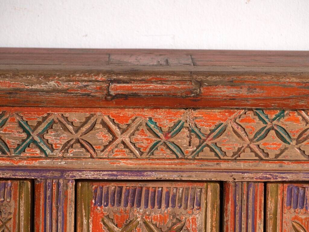 Meuble bas ancien sculpté polychrome en sapin – Xinjiang, vers 1900