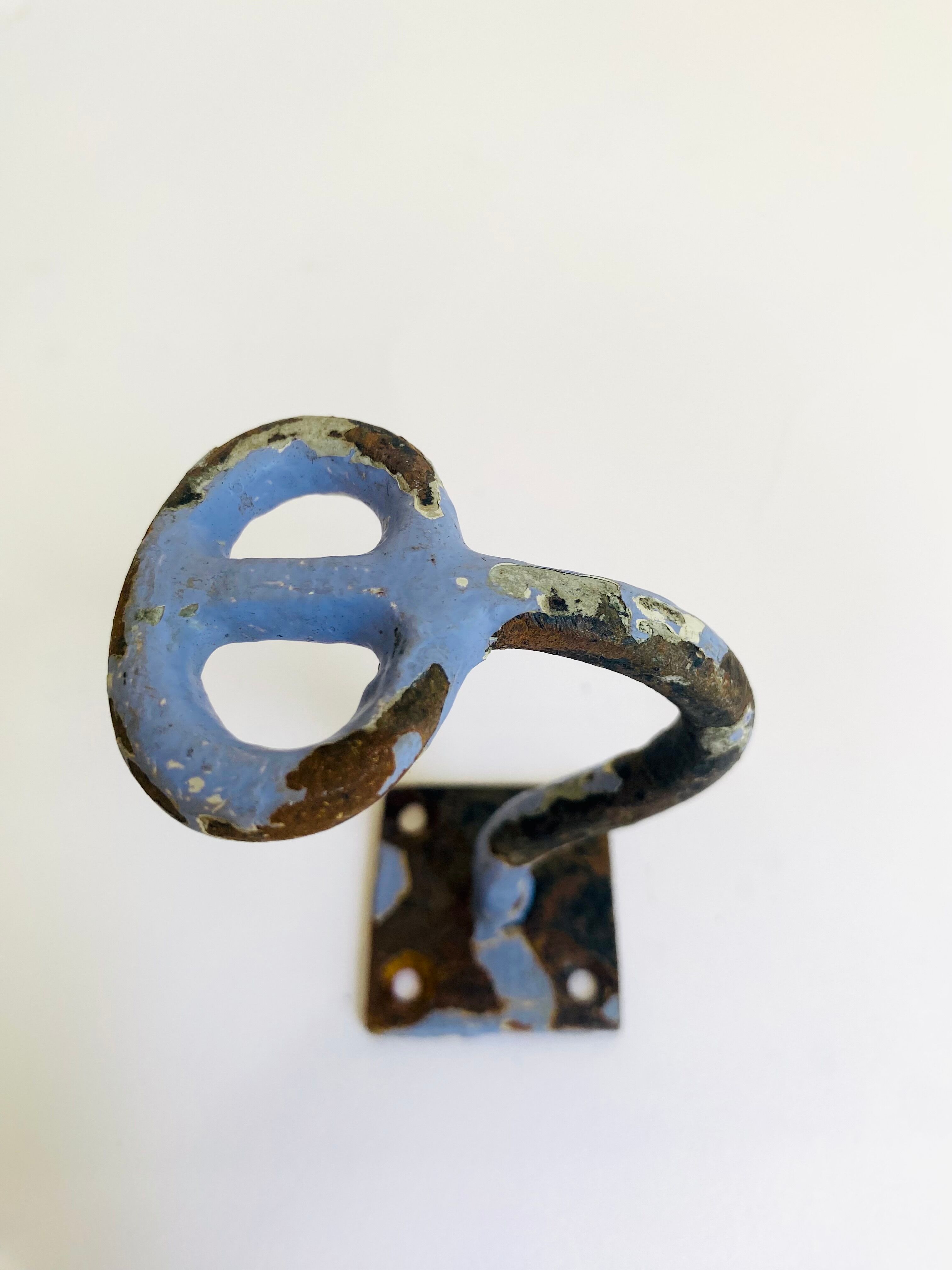 Enamelled cast iron hook