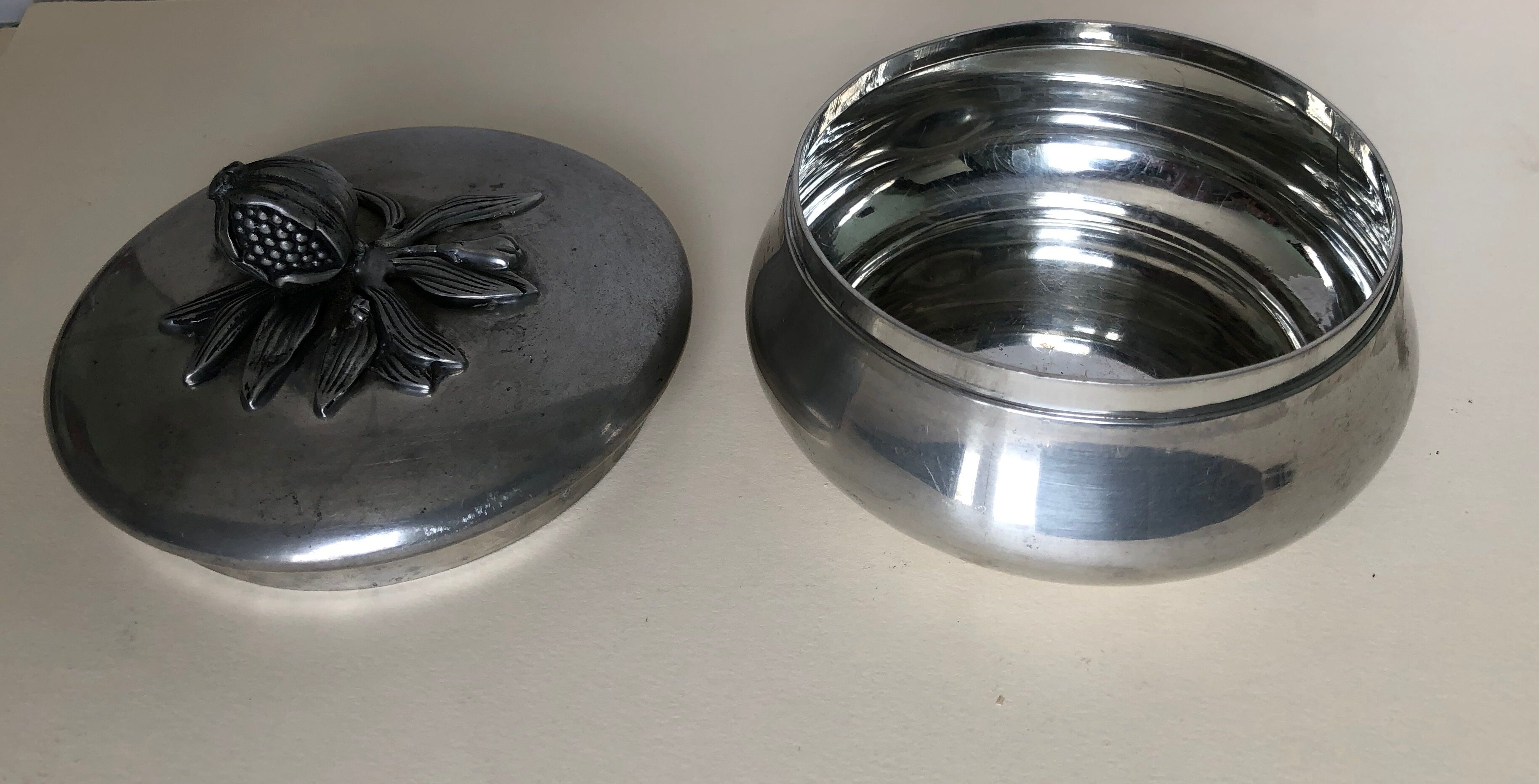 Round metal box