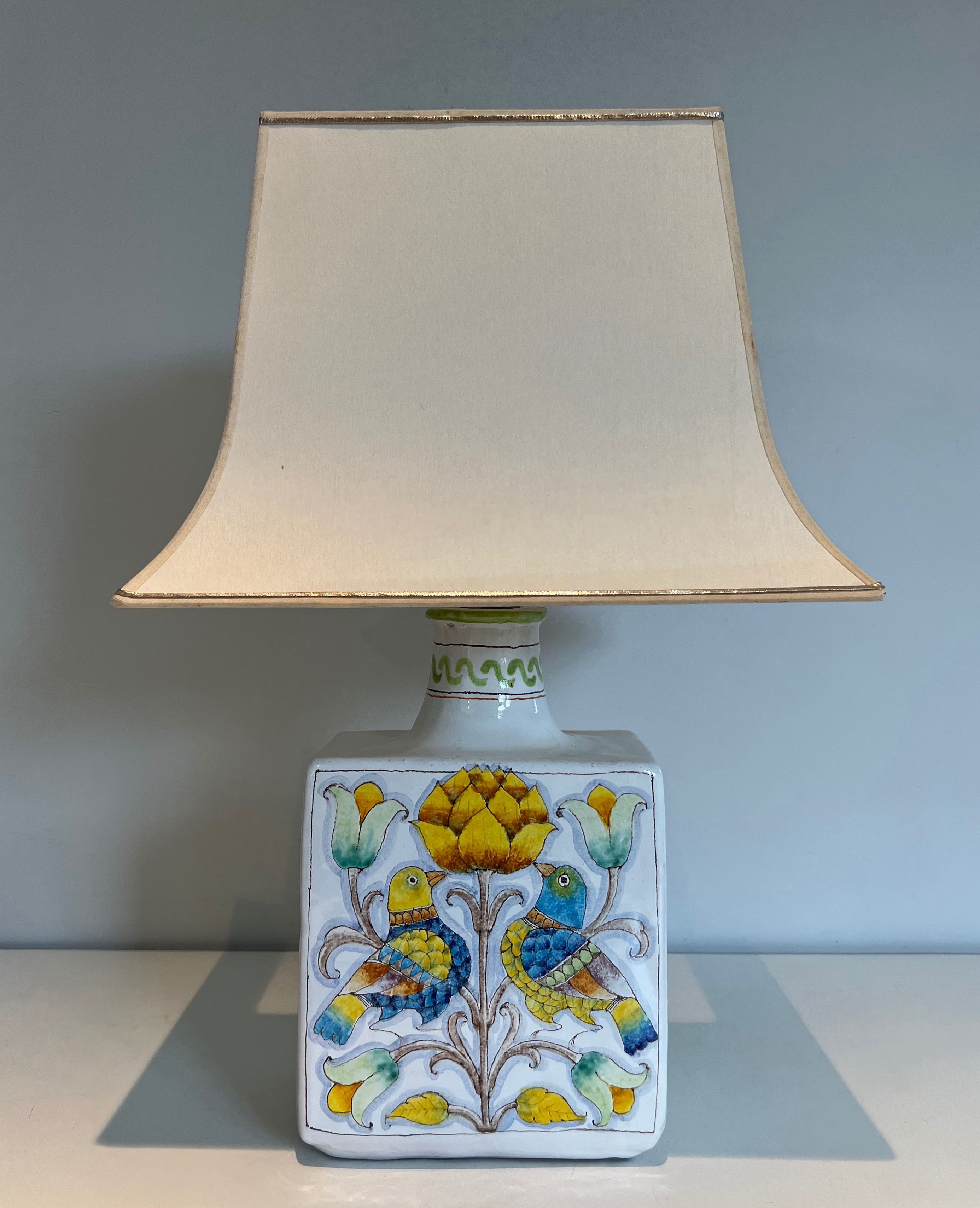 Lampe de table en faïence à décors d'oiseaux et de fleurs