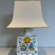 Lampe de table en faïence à décors d'oiseaux et de fleurs