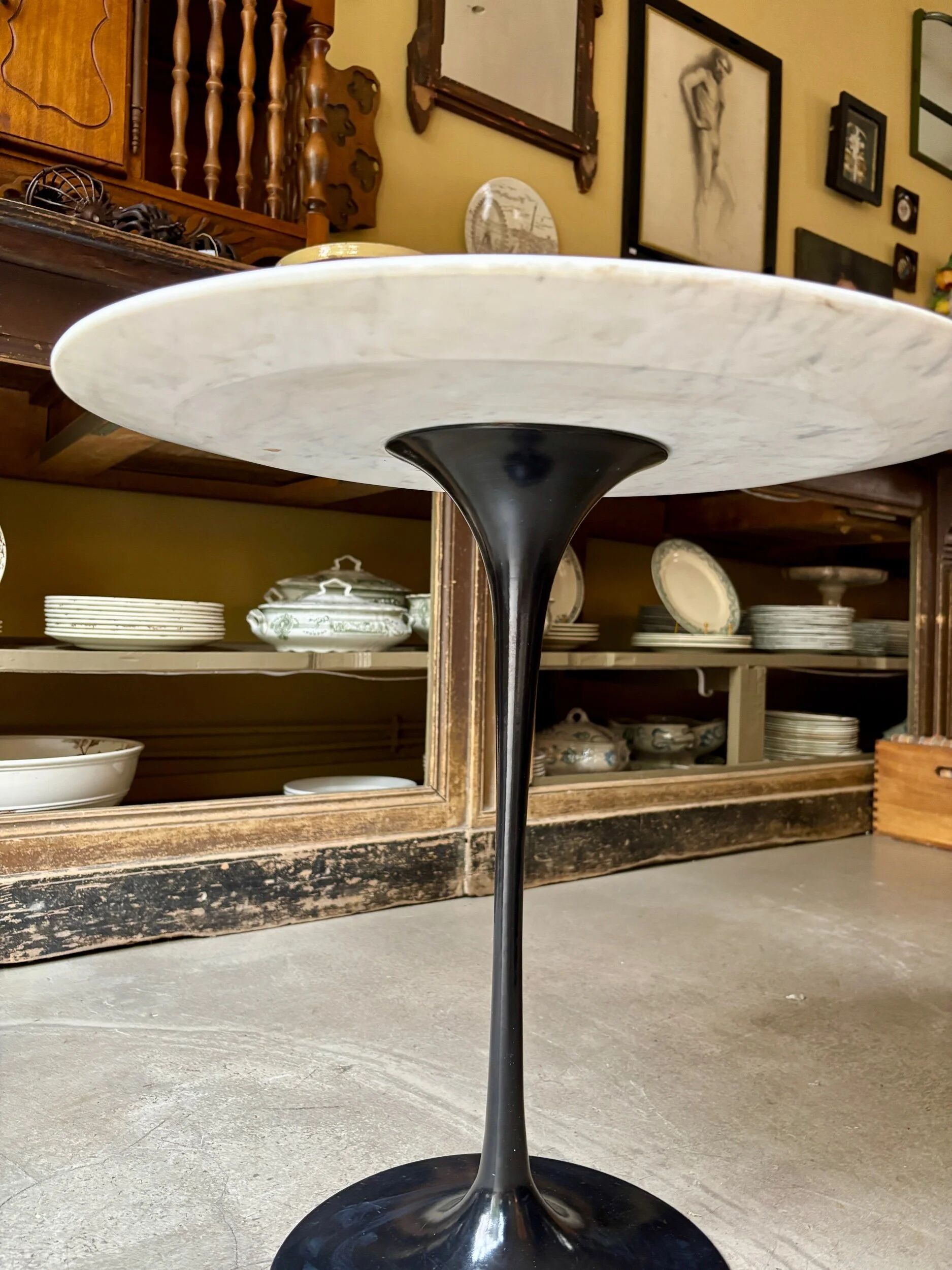 Table d'appoint, basse Eero Saarinen en marbre gris et pied tulipe noir ⌀ 51 cm
