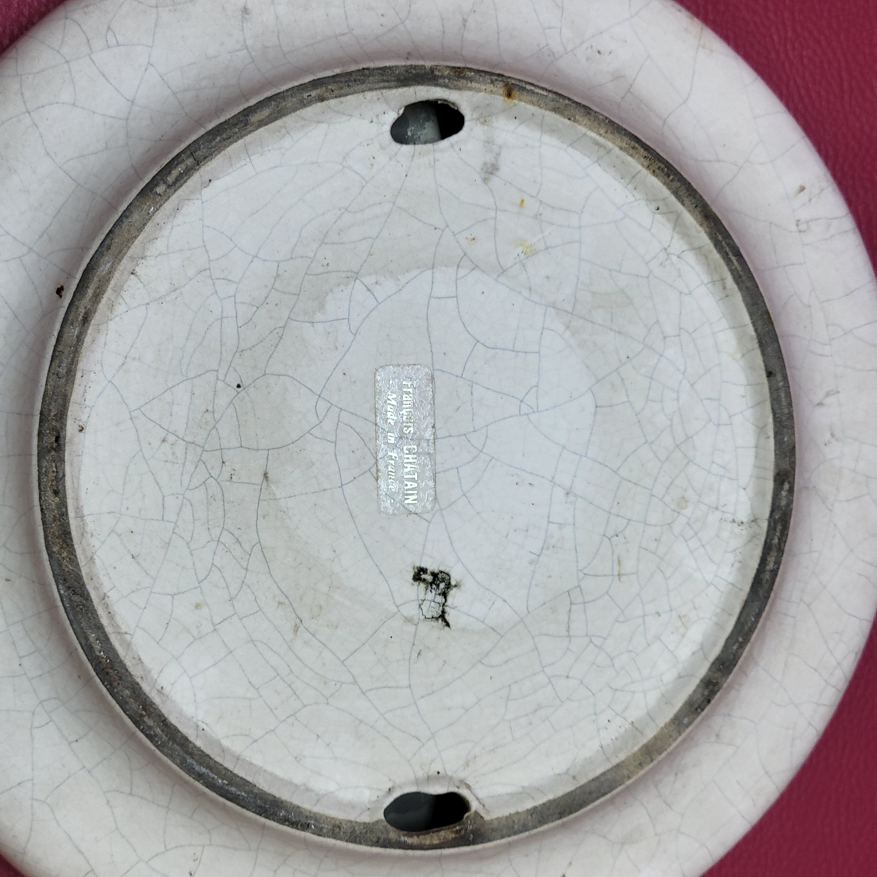 Empty white pocket in cracked ceramic matte François Chatain cup plate