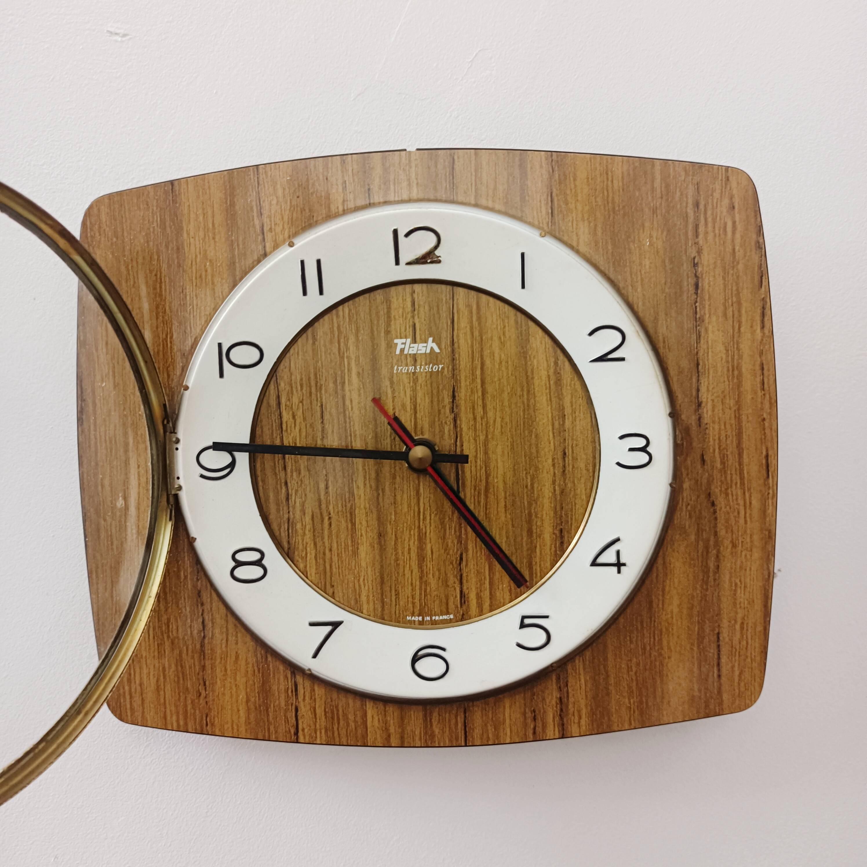 Flash clock transistor in formica