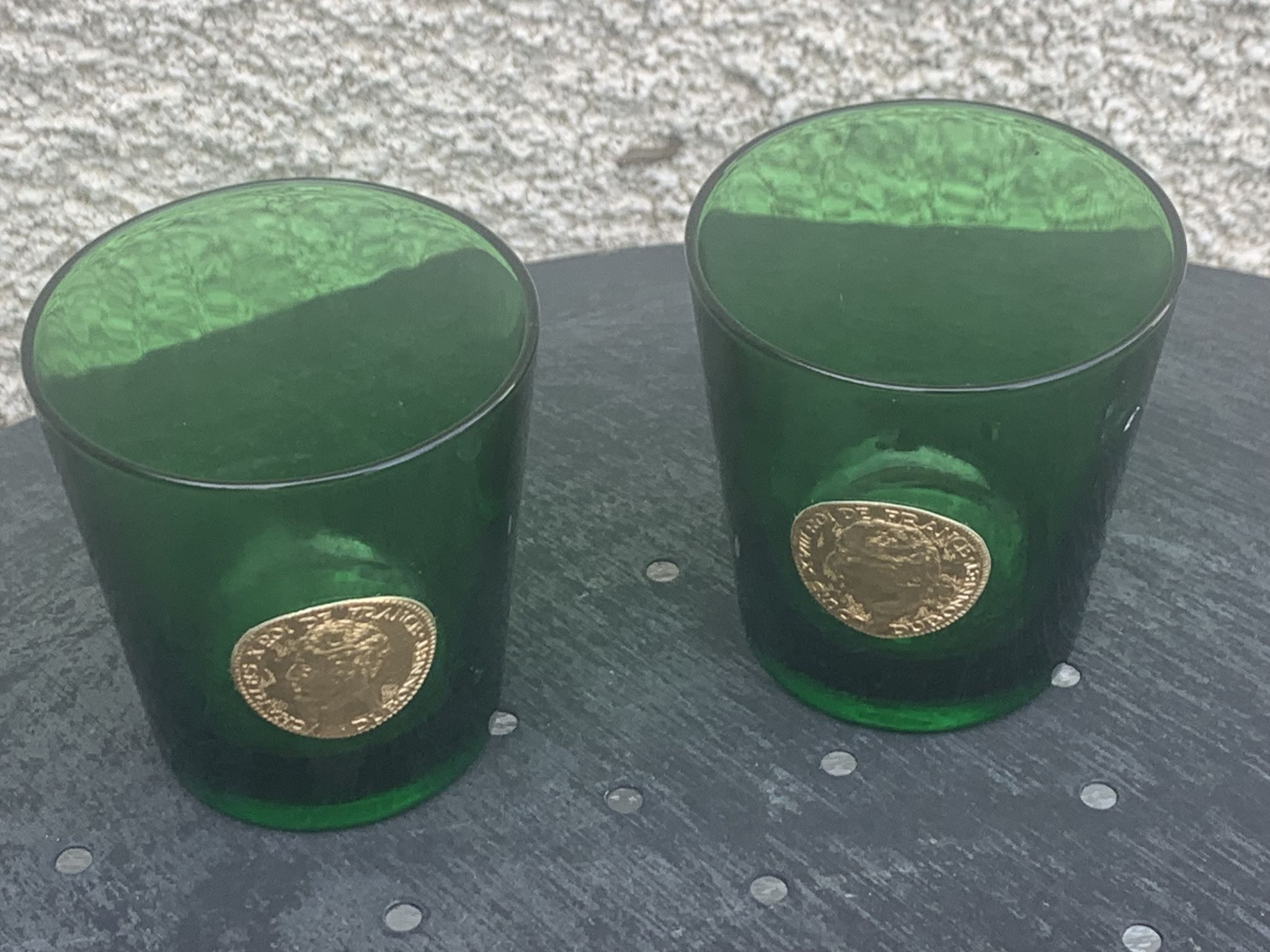 Set of 2 whisky glasses, aperitif, dubonnet, green glass, gold medalist in front, collector