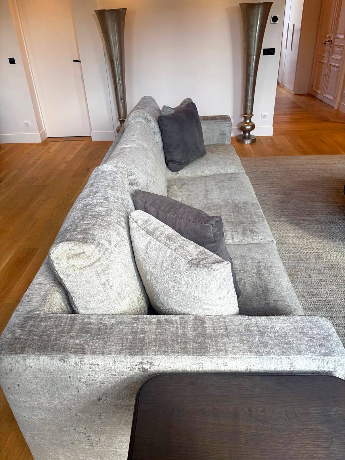 3-seater PMP Classy sofa in grey fabric and its 4 PMP cushions.
