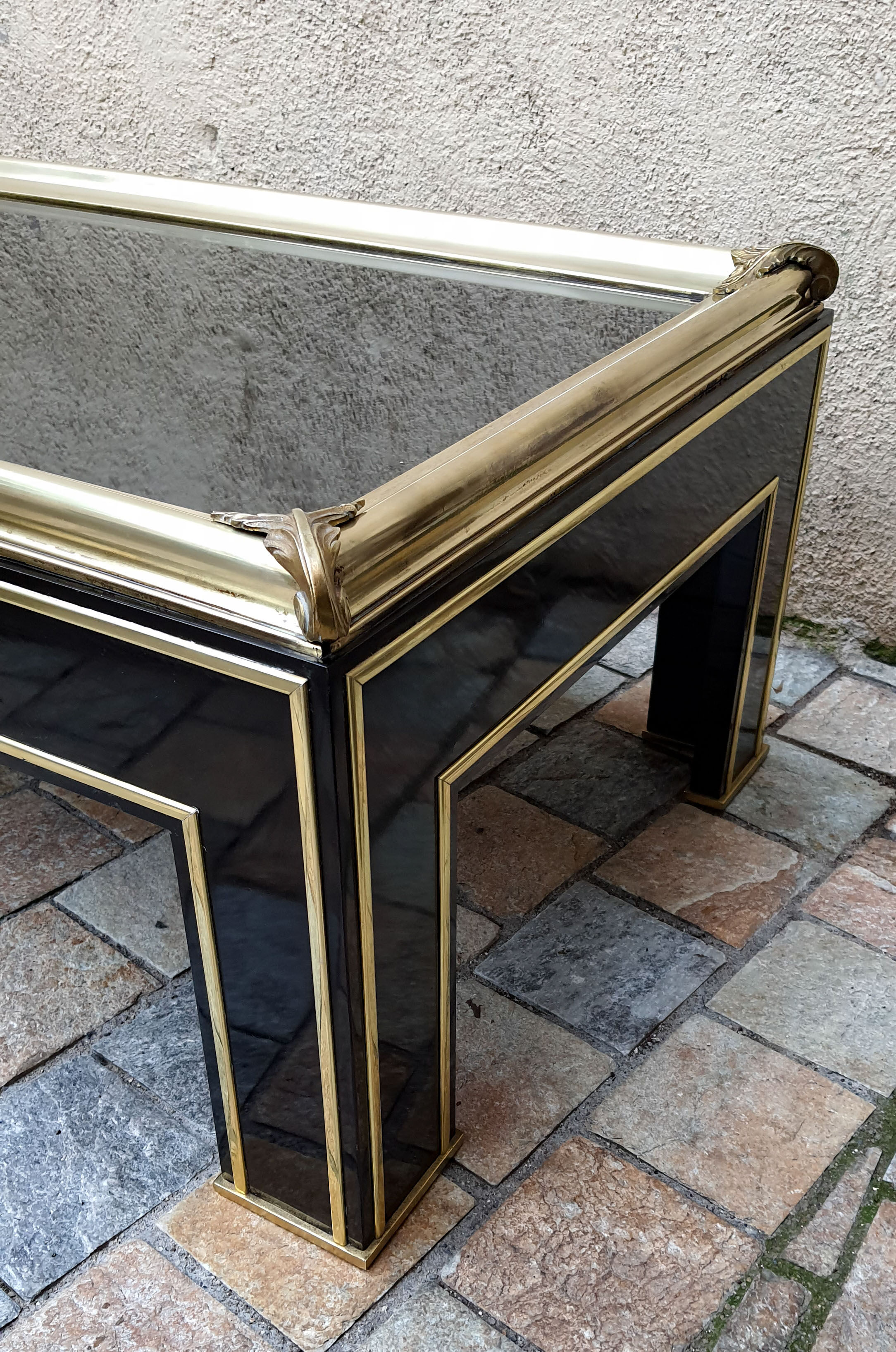 Table basse 1980 laquée noire laiton doré et verre 140cm