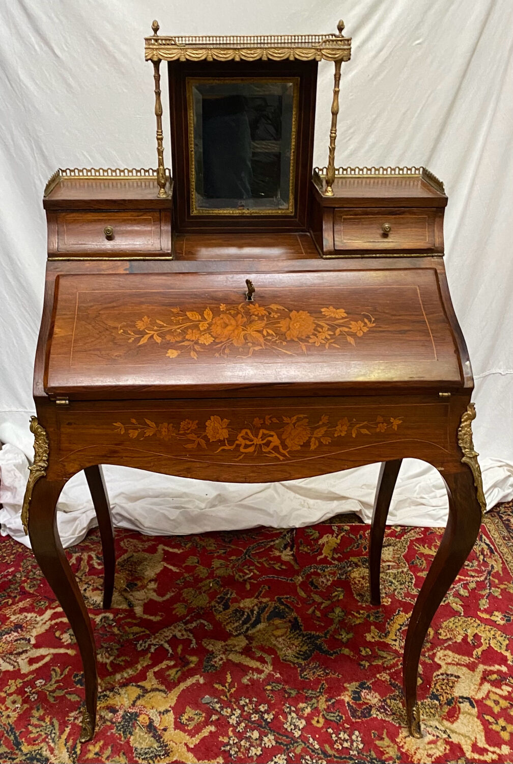 Wriitng desk laiding Louis XV style with secret compartment