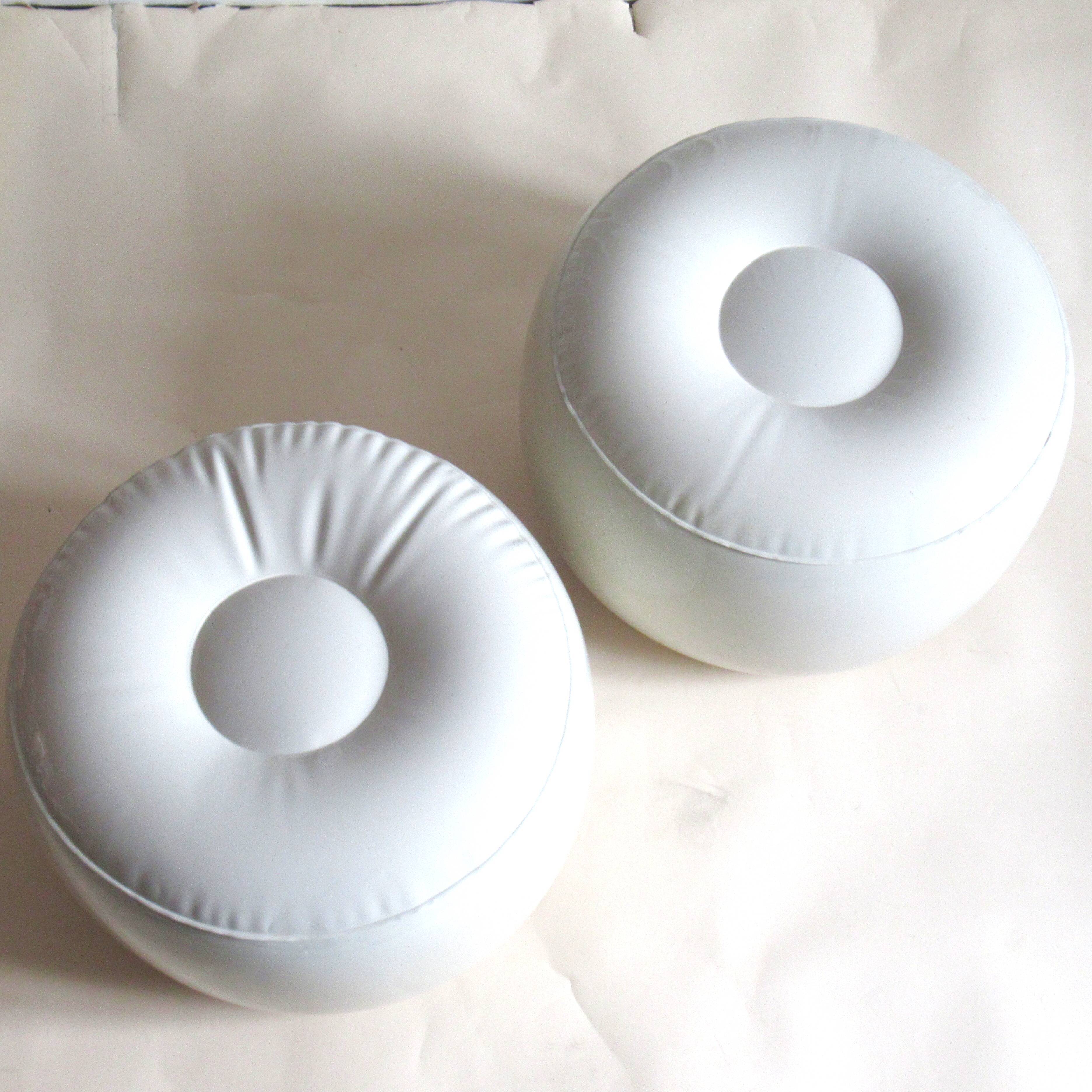 Paire de poufs gonflables années 70