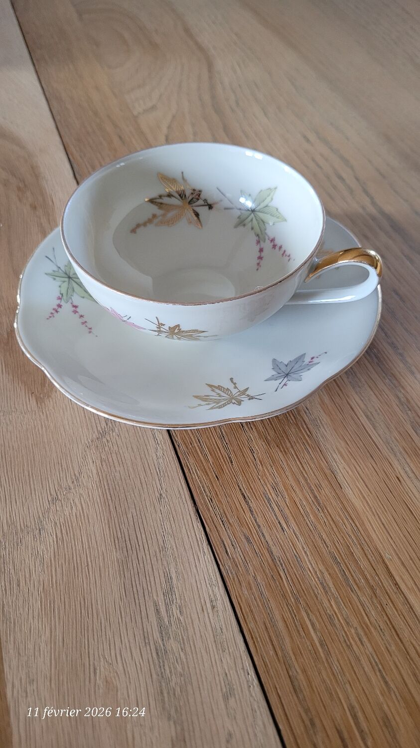 4 cups and saucers made of fine porcelain from Bavaria.