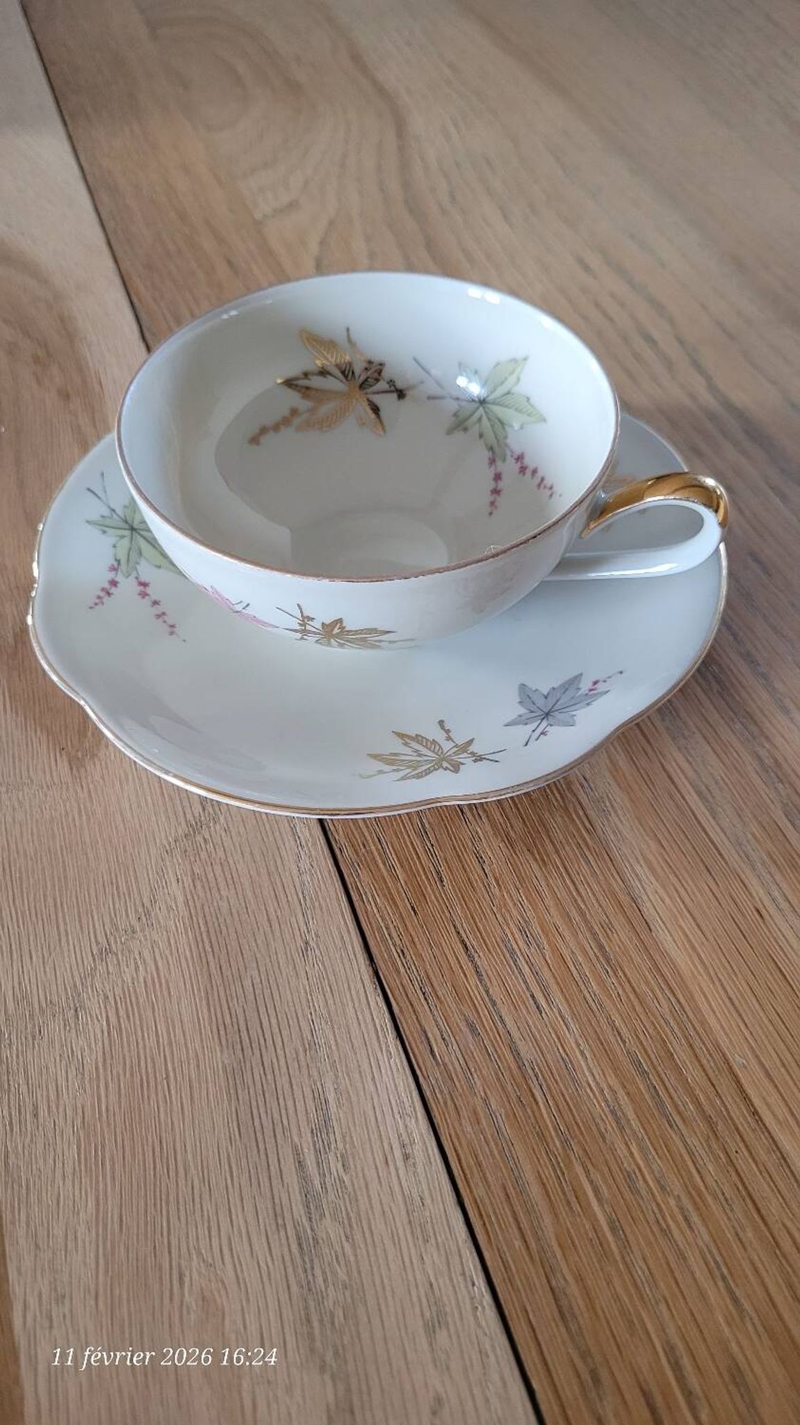 4 cups and saucers made of fine porcelain from Bavaria.