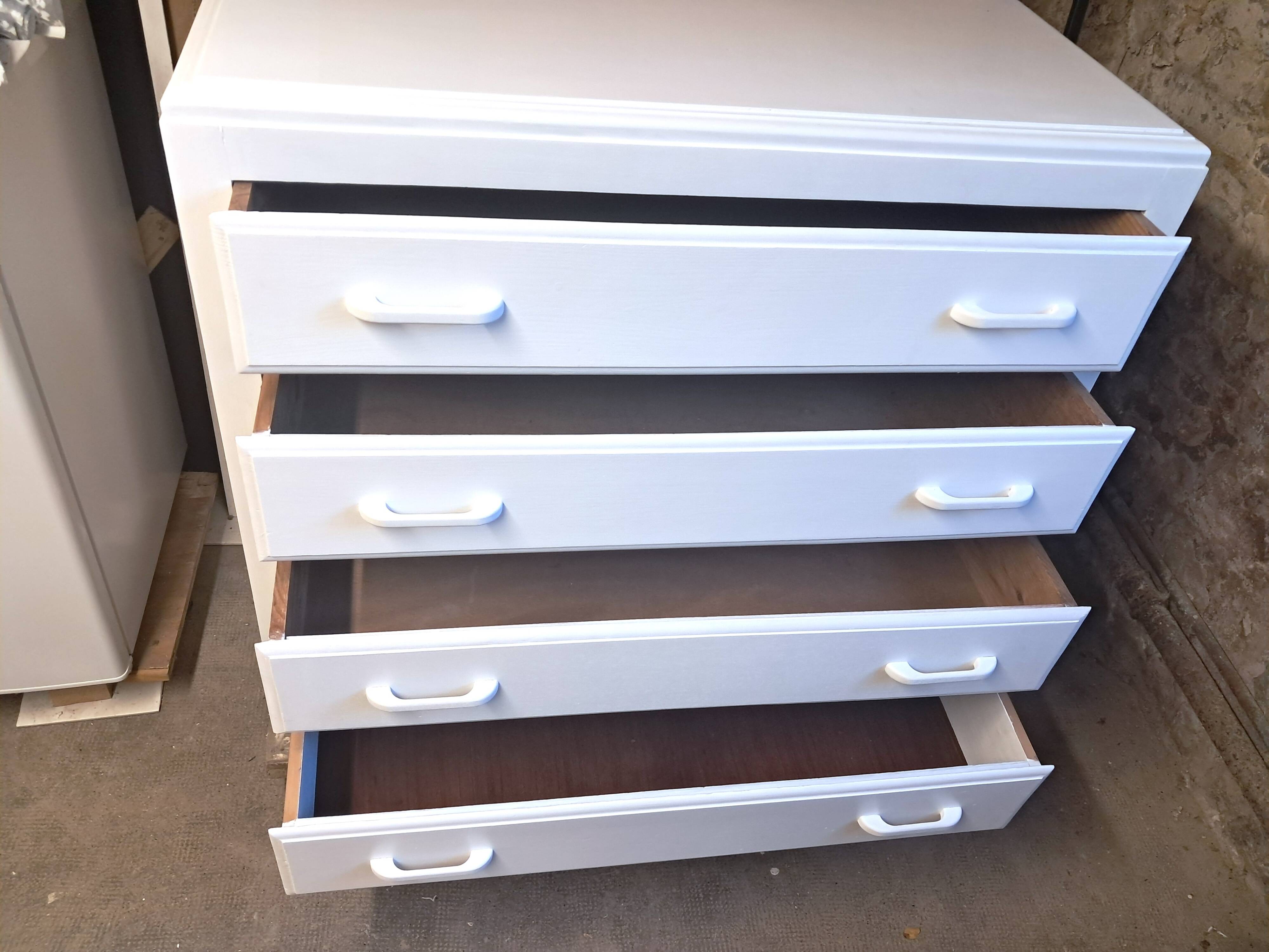 Chest of drawers
