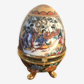 Egg-shaped porcelain jewelry box with asisaisues motifs
