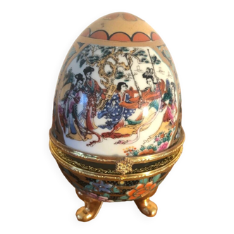 Egg-shaped porcelain jewelry box with asisaisues motifs
