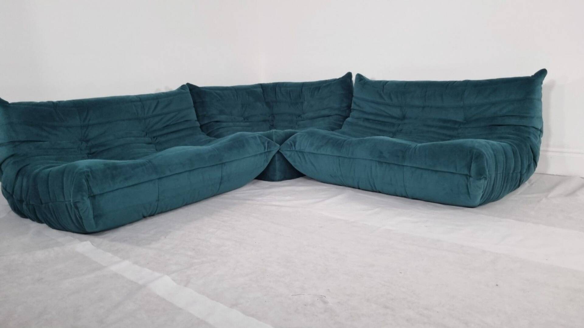 Ensemble Ligne Roset Togo 3 pièces en velours bleu canard .