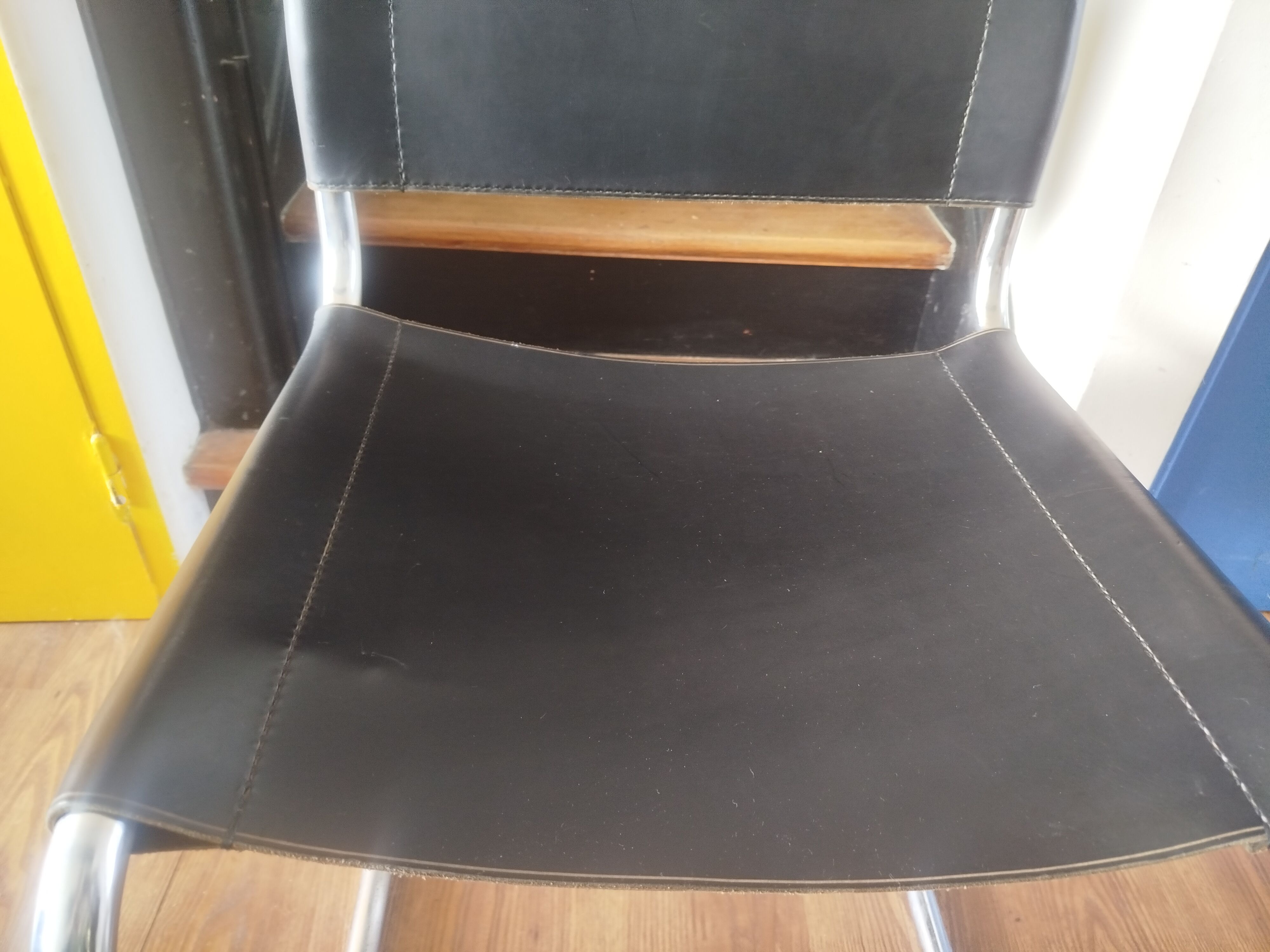 Cantilever chair / armchair Thonet in black leather and chrome metal – from