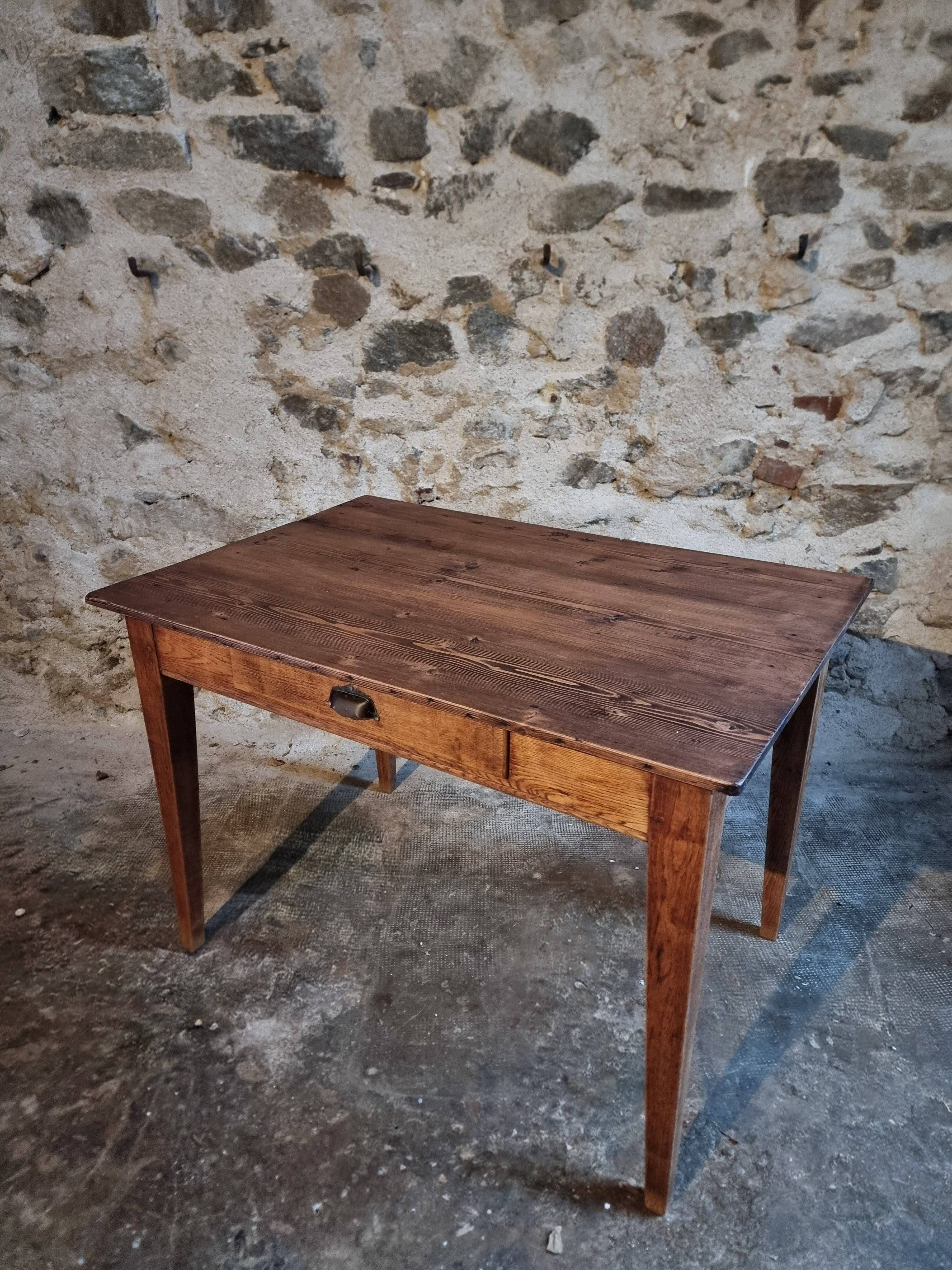 French antique table with drawer – Around 1920 – Pine top and legs.
