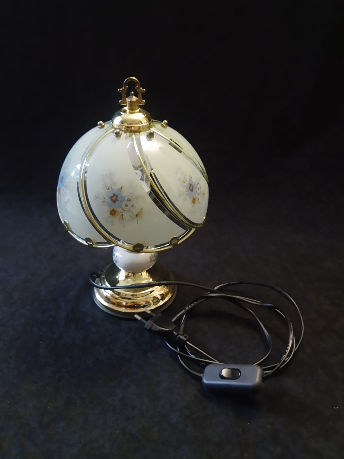 Tiffany style table lamp vintage floral motifs